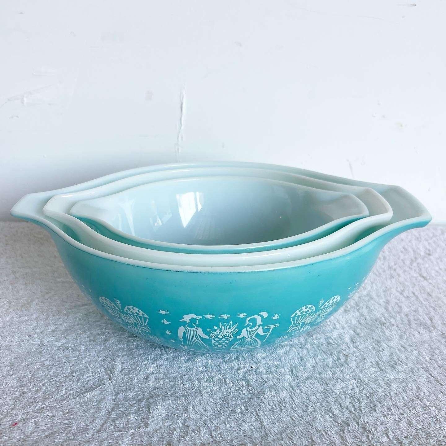 Mid-Century Modern Vintage Butterprint Bowls by Pyrex - Set of 3 For Sale