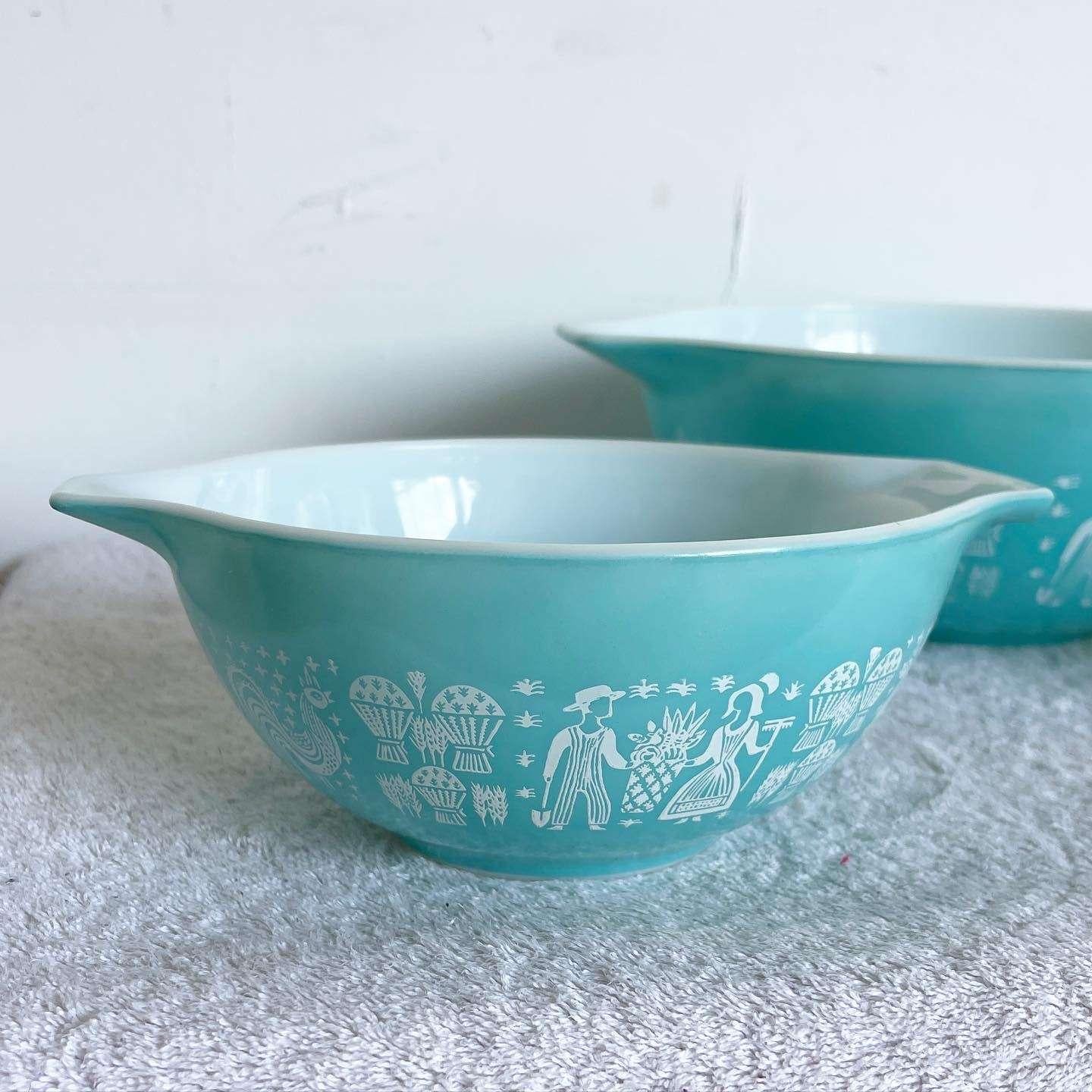 Vintage Butterprint Bowls by Pyrex - Set of 3 In Good Condition For Sale In Delray Beach, FL