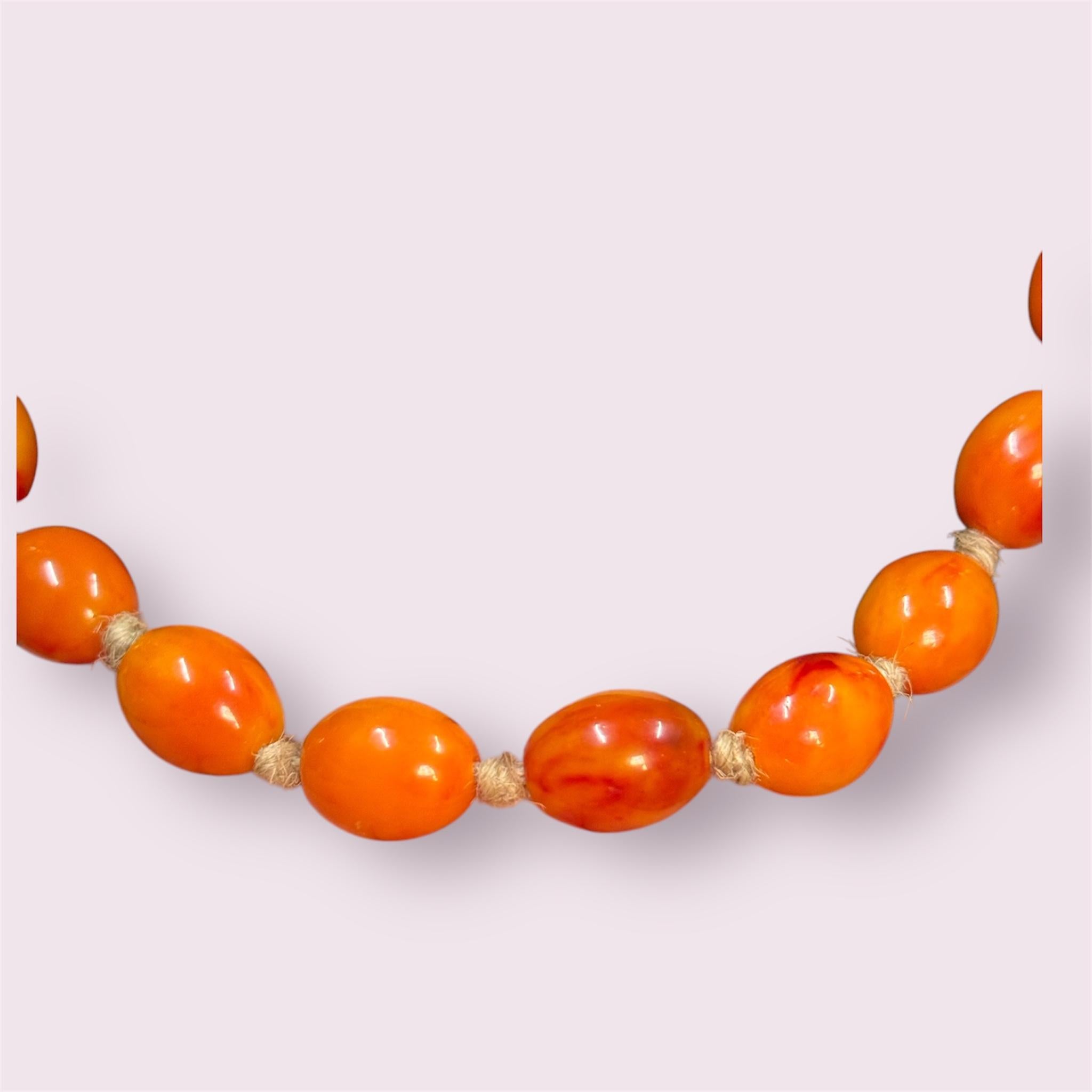 Dies ist ein Jahrgang Butterscotch / Eggyolk / Bakelite russischen Bernstein Halskette mit Perlen Bernstein Perlen, Messung 28 cm in der Länge. Die Halskette wiegt 59 Gramm. Die Halskette hat ein klassisches und elegantes Design und präsentiert sich