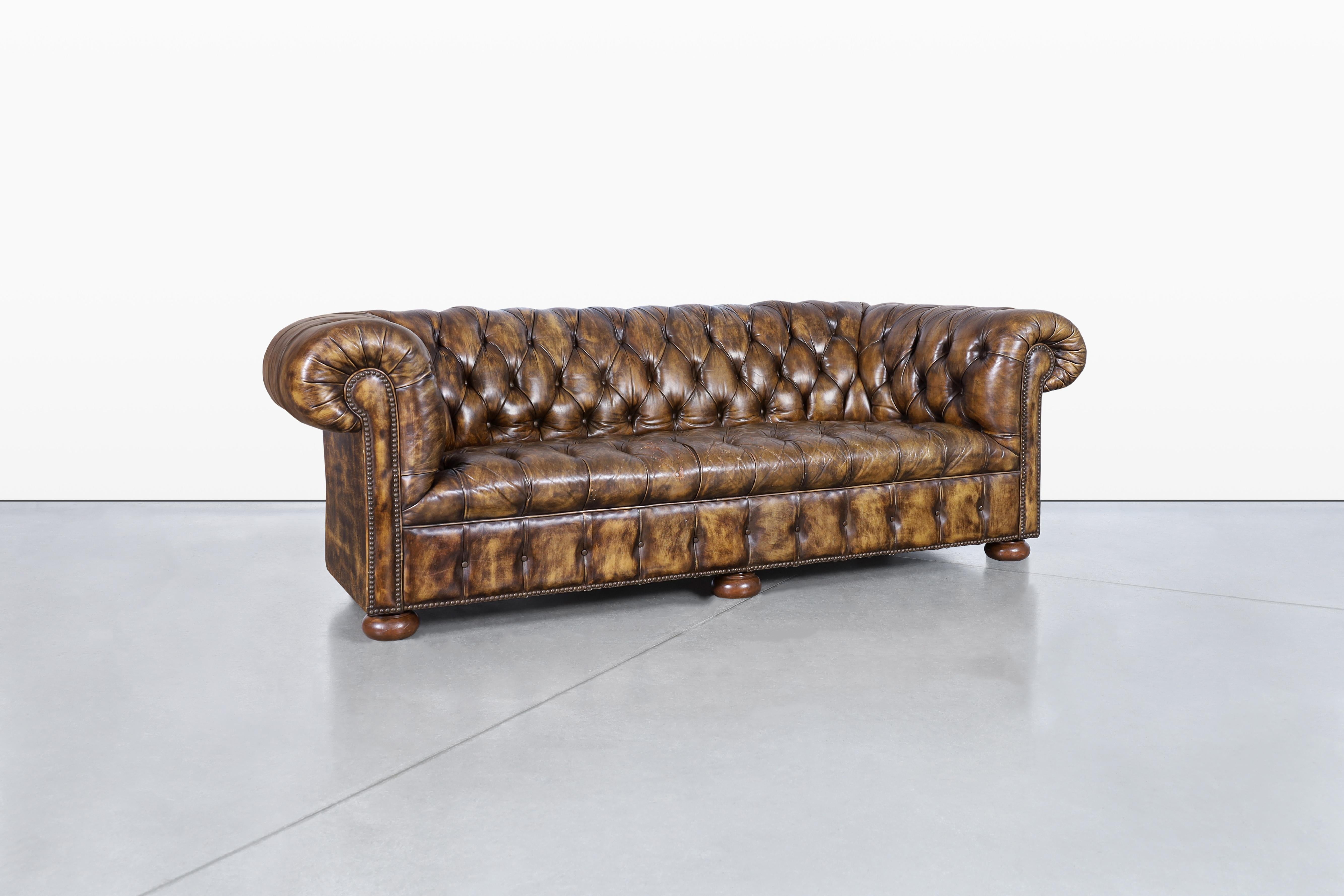 Ein wunderschönes Vintage-Ledersofa, ein echtes Stück europäischer Handwerkskunst aus der Mitte des 20. Jahrhunderts. Dieses exquisite Sofa ist mit originalem Buttertoffee-Leder ausgestattet, das sich durch eine faszinierende Patina auszeichnet, die