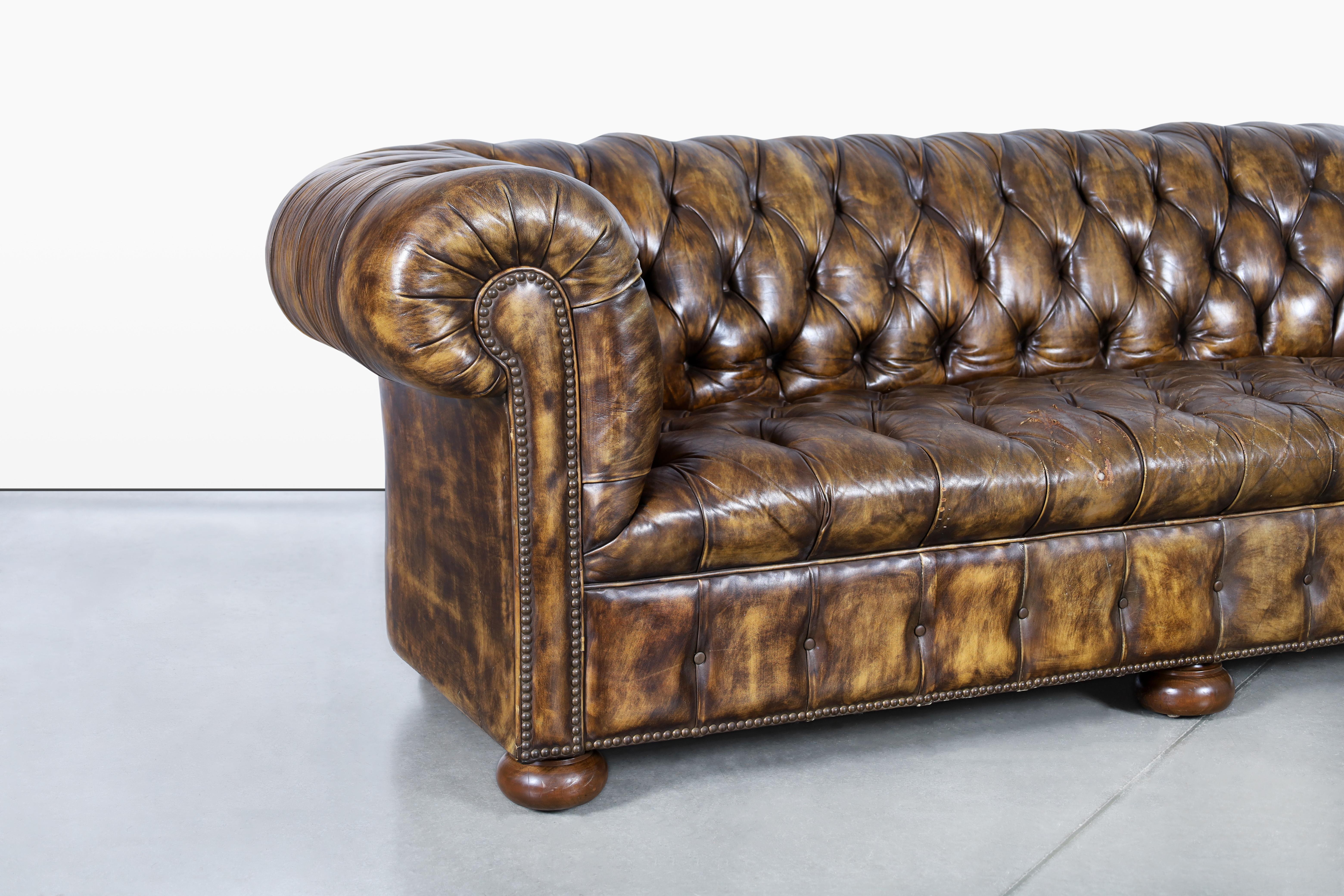 Butterscotch Chesterfield-Sofa aus Leder (Moderne der Mitte des Jahrhunderts) im Angebot