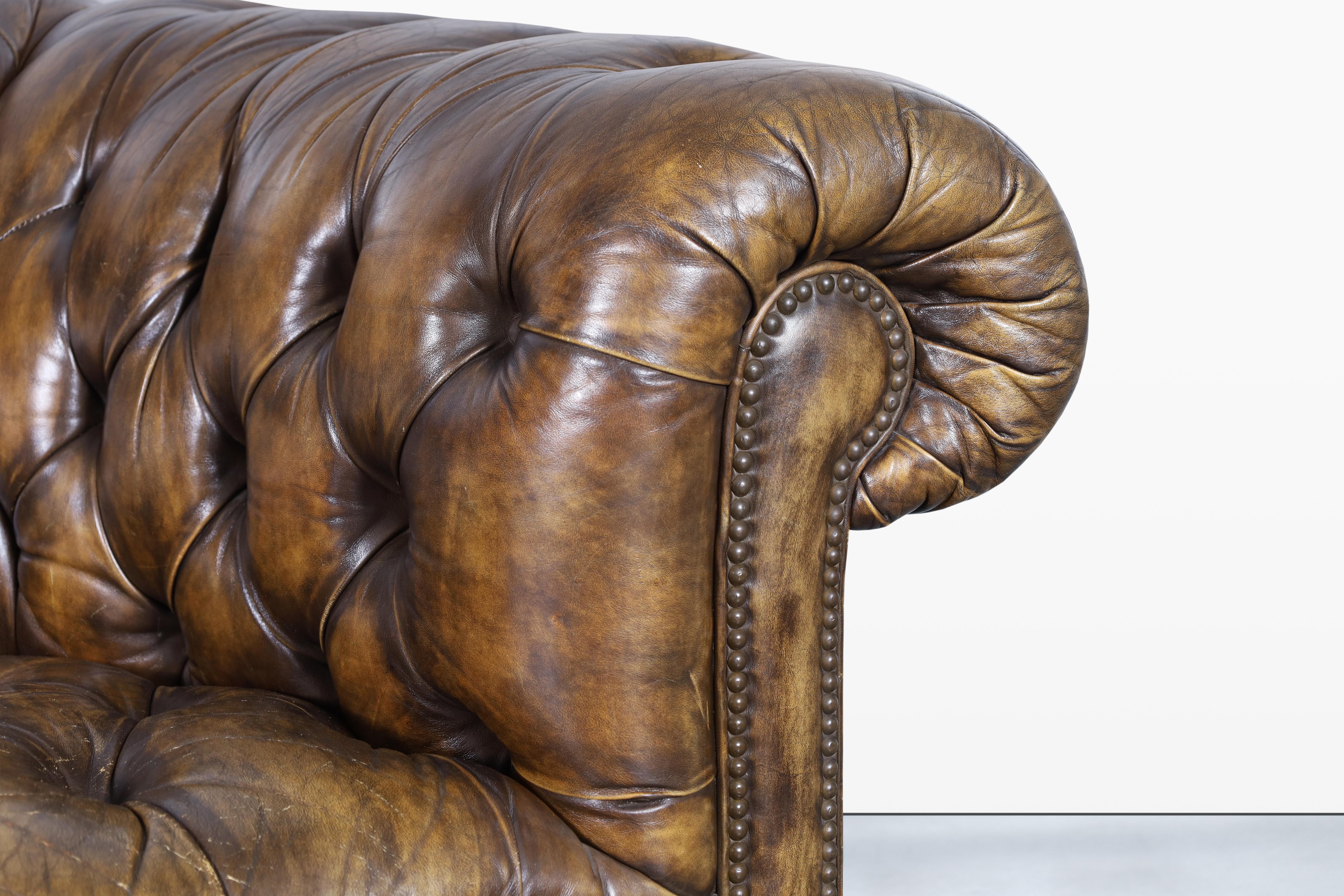 Butterscotch Chesterfield-Sofa aus Leder im Zustand „Gut“ im Angebot in North Hollywood, CA