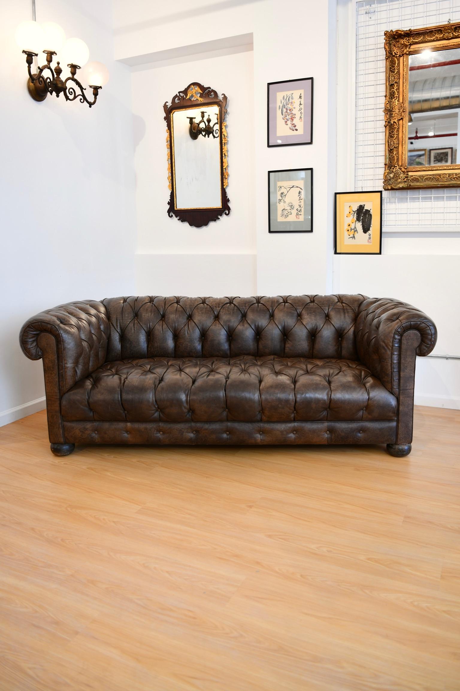 Vintage Buttoned Cigar Brown Leather Chesterfield Sofa For Sale at 1stDibs