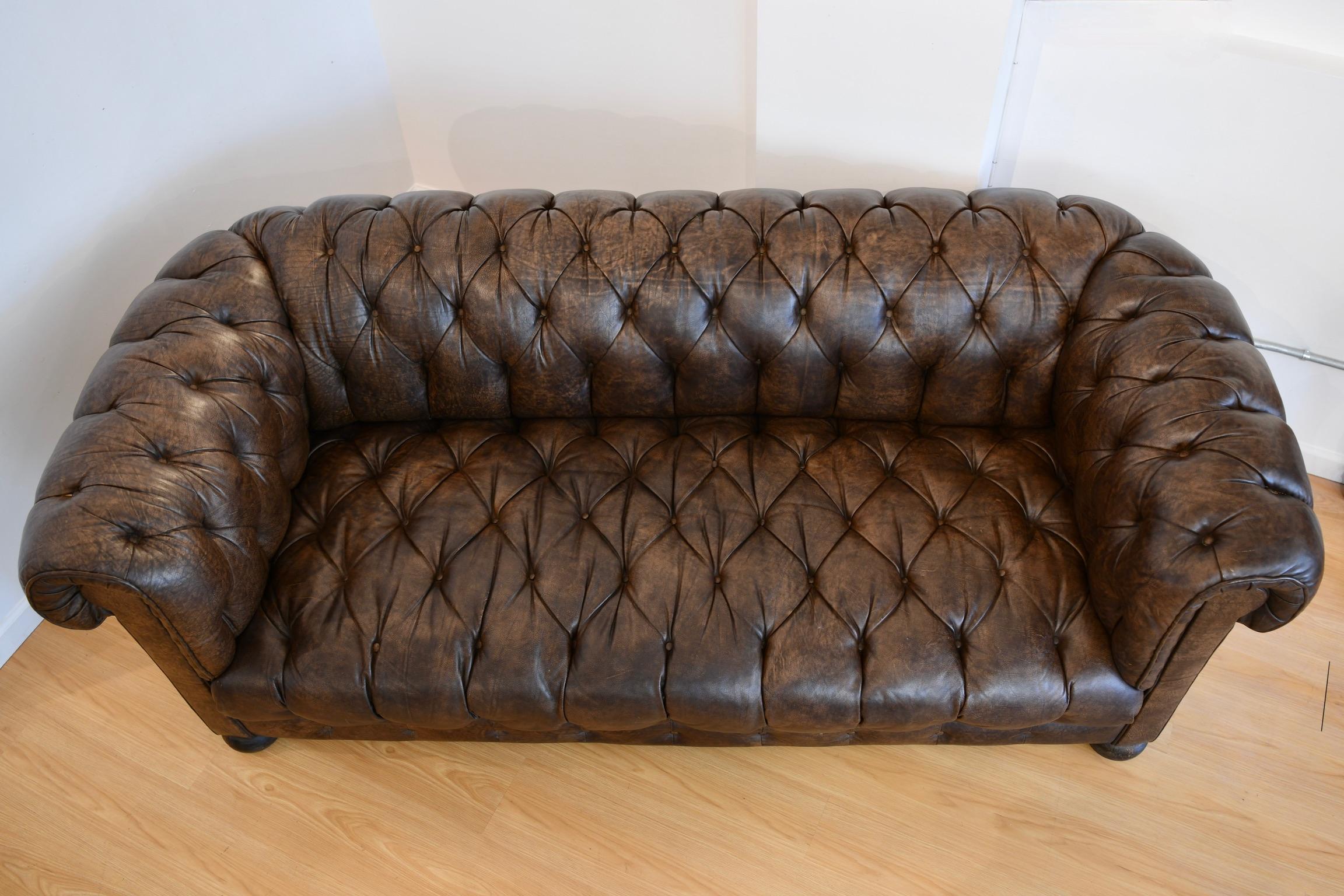 Vintage Buttoned Cigar Brown Leather Chesterfield Sofa For Sale at 1stDibs