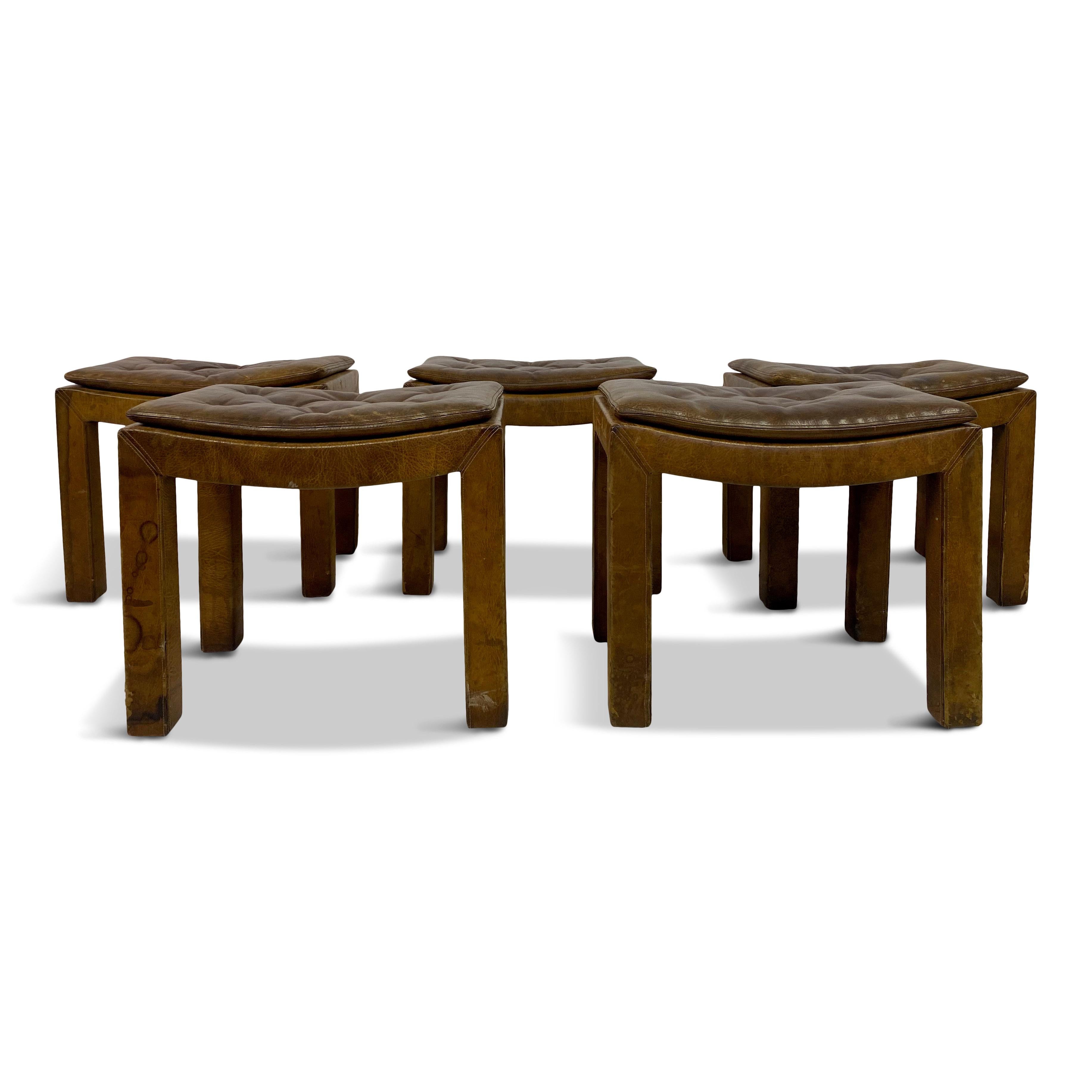 Vintage geknöpfter Lederhocker mit geschwungenem Sitz im Angebot 10