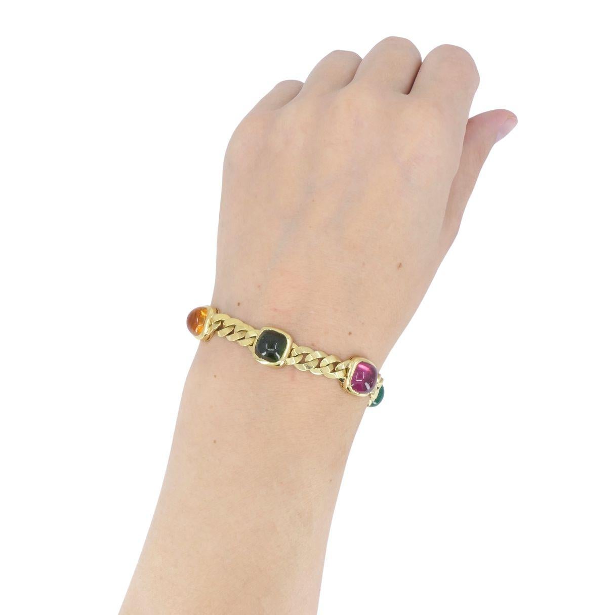 Dieses Bvlgari-Armband stammt aus den späten 1980er bis frühen 1990er Jahren und ist mit fünf Cabochon-Edelsteinen besetzt: Chrysopras, rosa Turmalin, grüner Turmalin, Citrin, Granat und blauer Saphir. Die Steine sind in quadratischen Lünetten
