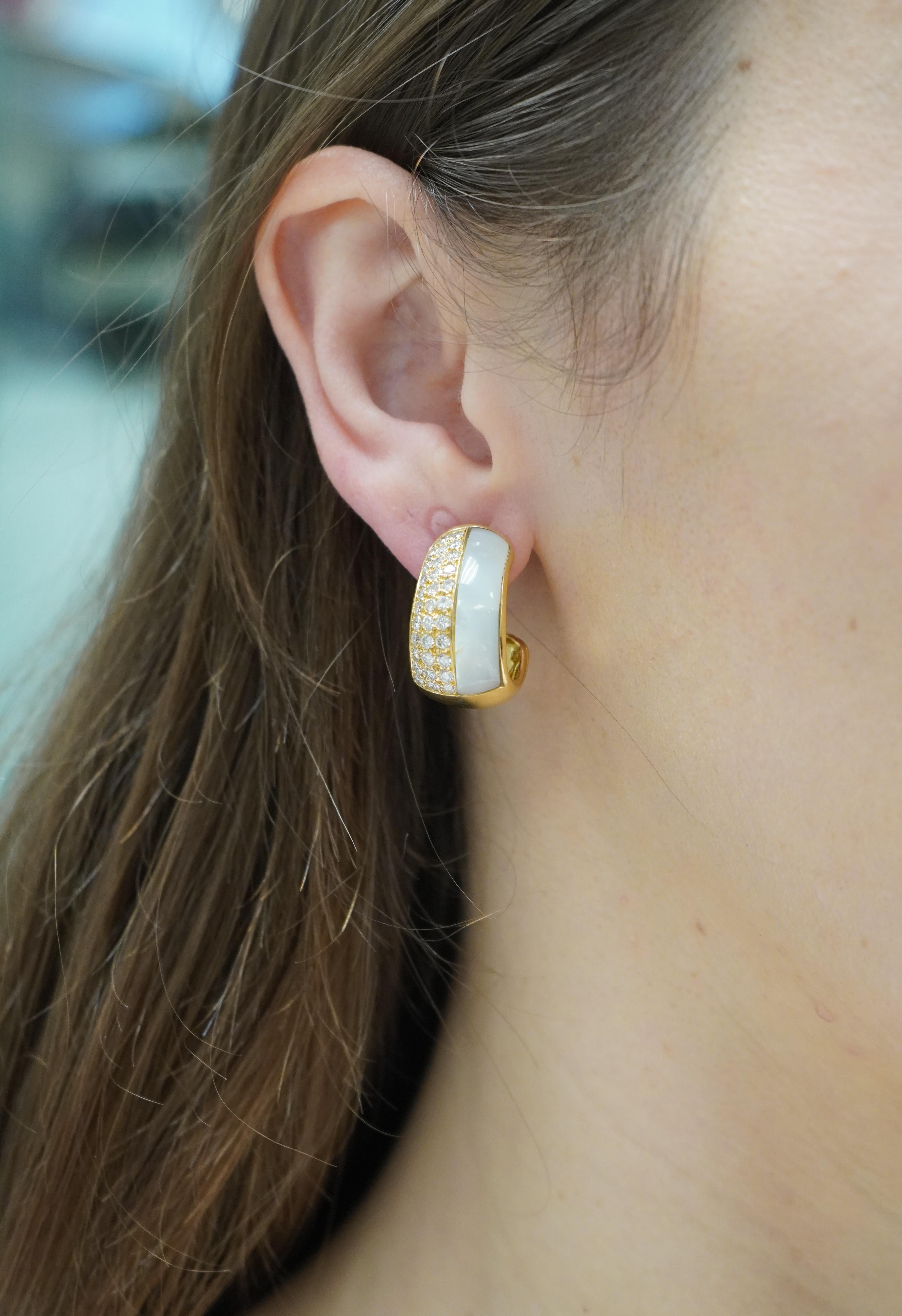 Este par de pendientes Bvlgari está elaborado en oro amarillo de 18 quilates y presenta un moderno diseño acentuado con diamantes engastados en pavé e incrustaciones de nácar pulido. Cada pendiente presenta una limpia división de materiales, con un