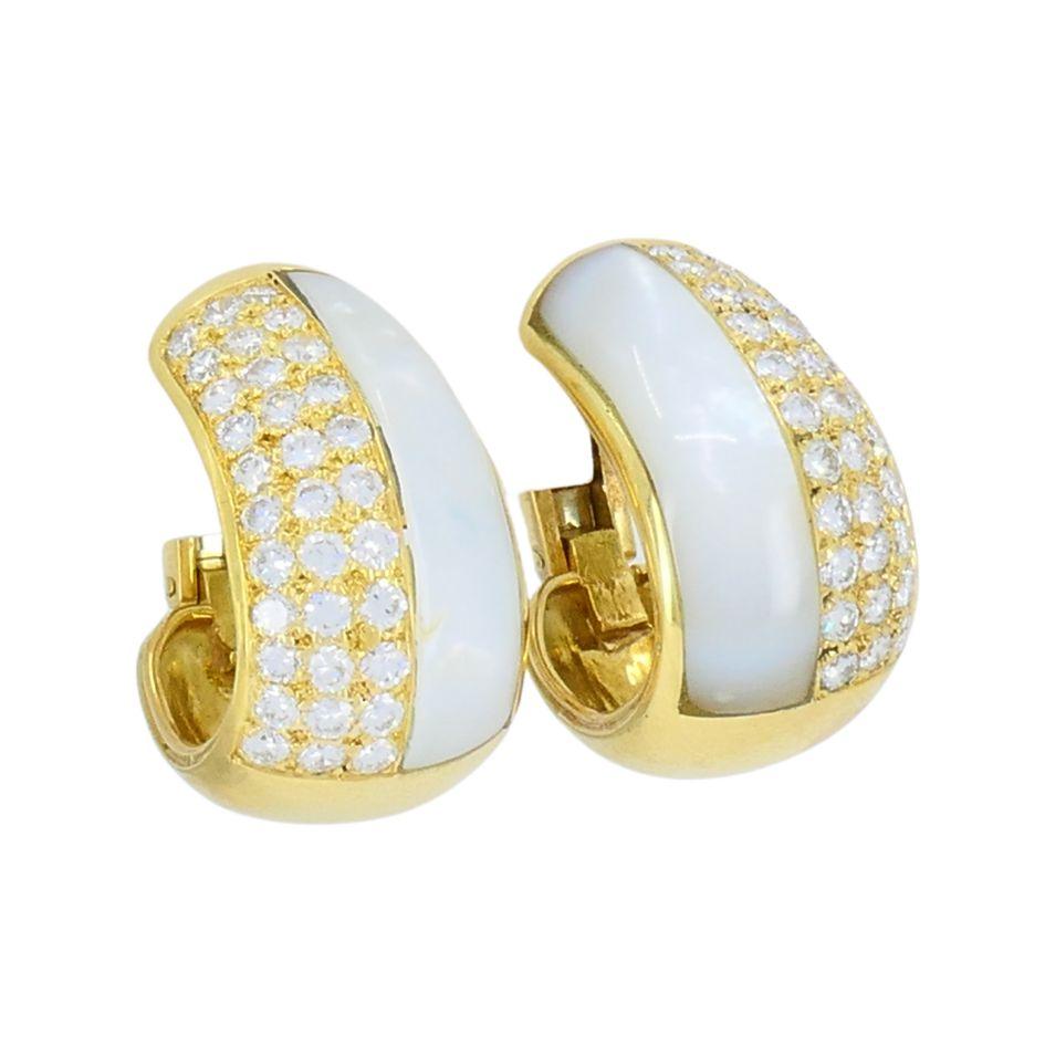 Pendientes de aro vintage Bvlgari de oro de 18 quilates con diamantes y madreperla Corte brillante en venta