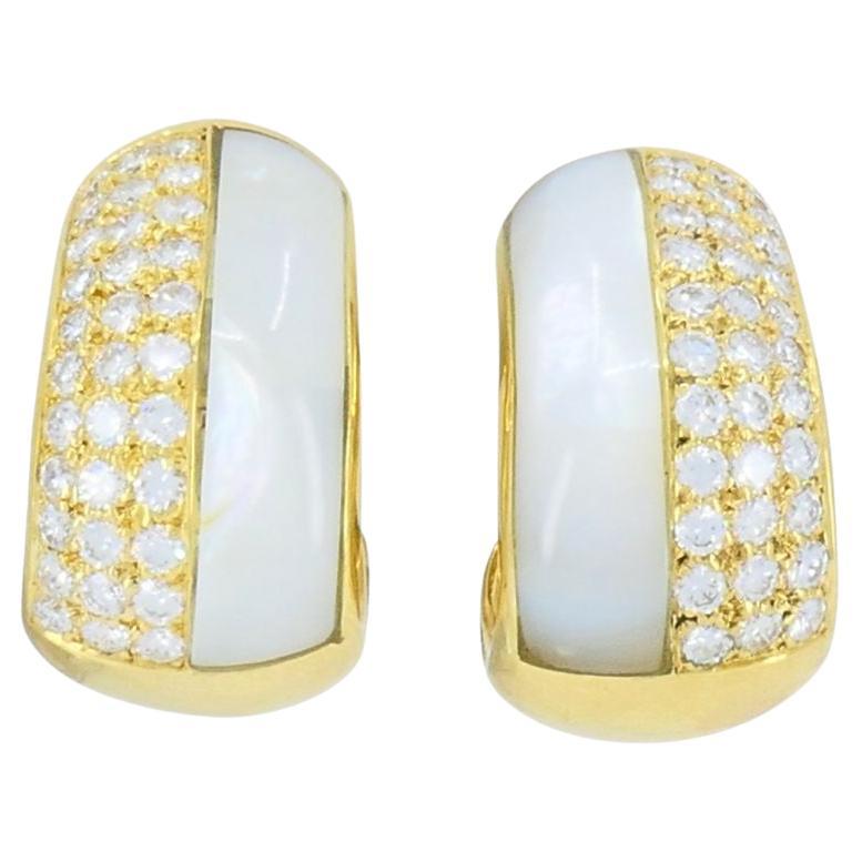 Pendientes de aro vintage Bvlgari de oro de 18 quilates con diamantes y madreperla en venta