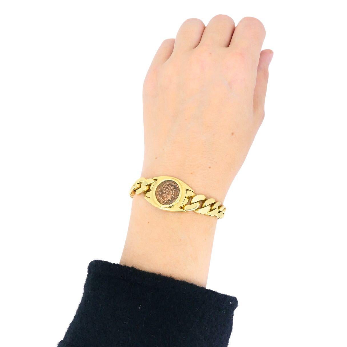 Une belle pièce vintage de la célèbre collection Monet de Bvlgari. Ce bracelet en or jaune 18 carats incarne la maîtrise de la marque en matière d'élégance classique et de Revere historique. Centré sur une authentique pièce de monnaie romaine en