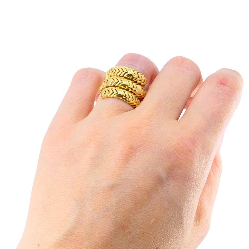 Cette bague Bvlgari vintage des années 1990 est réalisée en or jaune 18 carats massif et fait partie de la collection emblématique Spiga. La bague est ornée du motif à chevrons caractéristique de Bvlgari, symbolisant le motif de la tige de blé qui