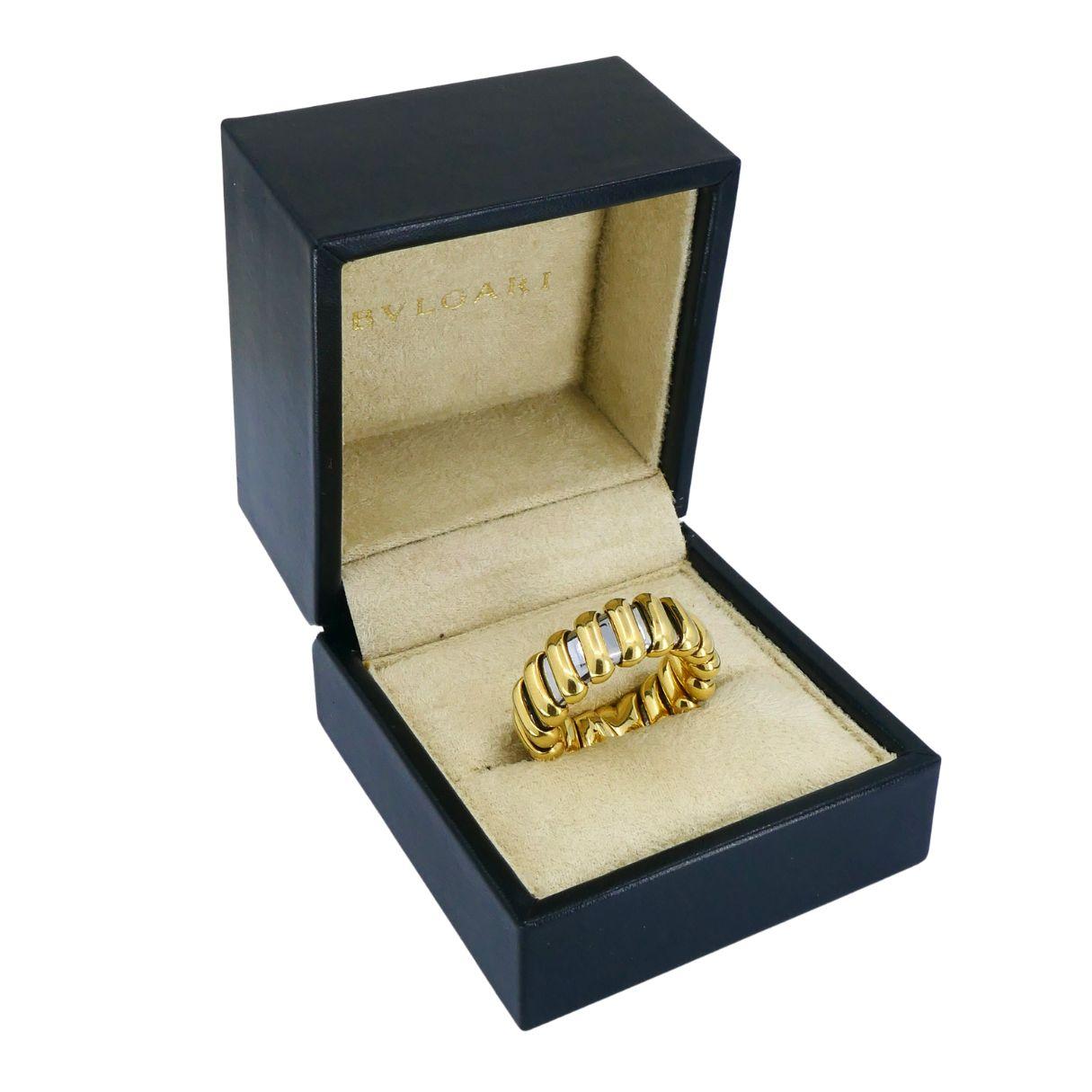 Questo anello vintage di Bvlgari è un esempio lampante del design italiano scultoreo della casa degli anni '80. Realizzato in oro giallo e bianco 18 carati, l'anello presenta un motivo fluido e a coste che si avvolge elegantemente intorno al dito.