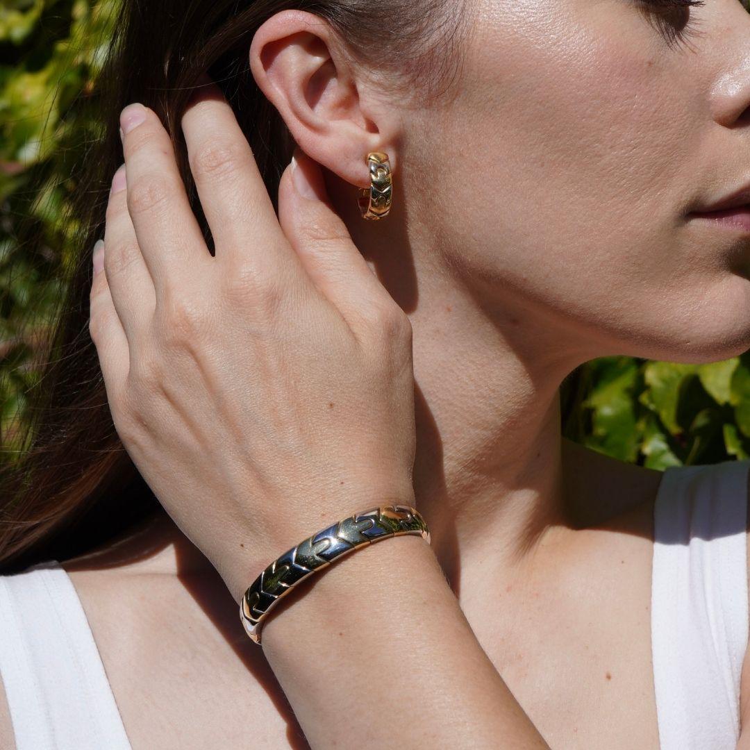 Questo bracciale vintage Bvlgari della Collection'S è realizzato con un design audace che alterna maglie in oro giallo 18 carati e acciaio inossidabile. Il pezzo è marchiato 