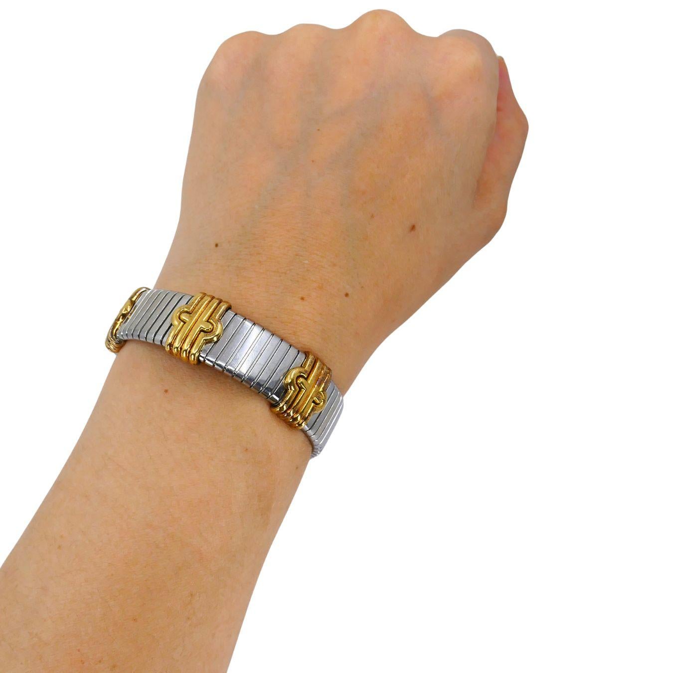 Questo bracciale vintage Bvlgari Tubogas Parentesi è realizzato in oro giallo 18 carati e acciaio inossidabile. Il design flessibile presenta l'iconico motivo Parentesi in oro su una fascia tubogas in acciaio elasticizzato. Risalente agli anni