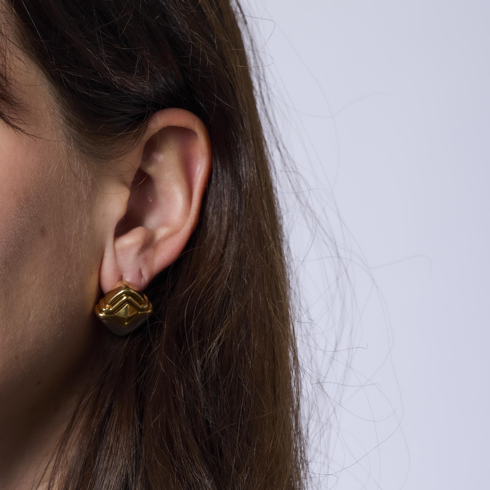 These striking vintage Bvlgari earrings combine sleek steel with rich 18k yellow gold in a bold, sculptural design. A perfect reflection of the brand’s iconic 1990s style and luxurious craftsmanship.
