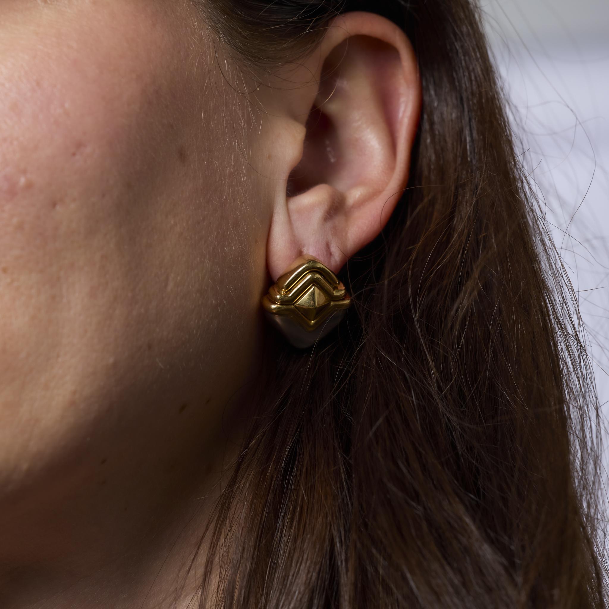 Vintage Bvlgari 18k yellow gold and steel earrings In Good Condition In Beverly Hills, CA