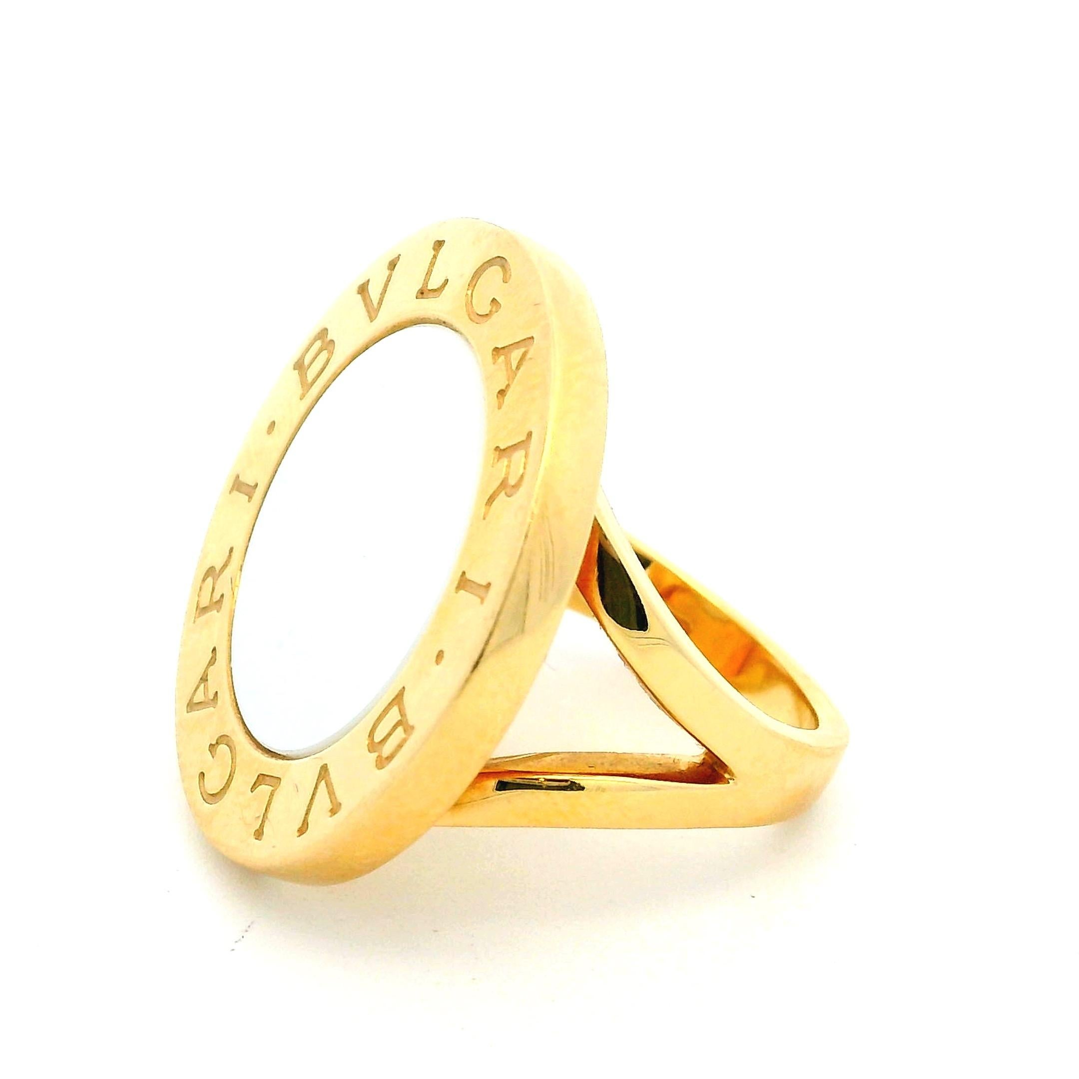 Vintage Bvlgari  Bague en or jaune 18K avec pierre centrale en nacre en vente 6