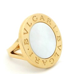 Vintage Bvlgari Bague en or jaune 18K avec pierre centrale en nacre