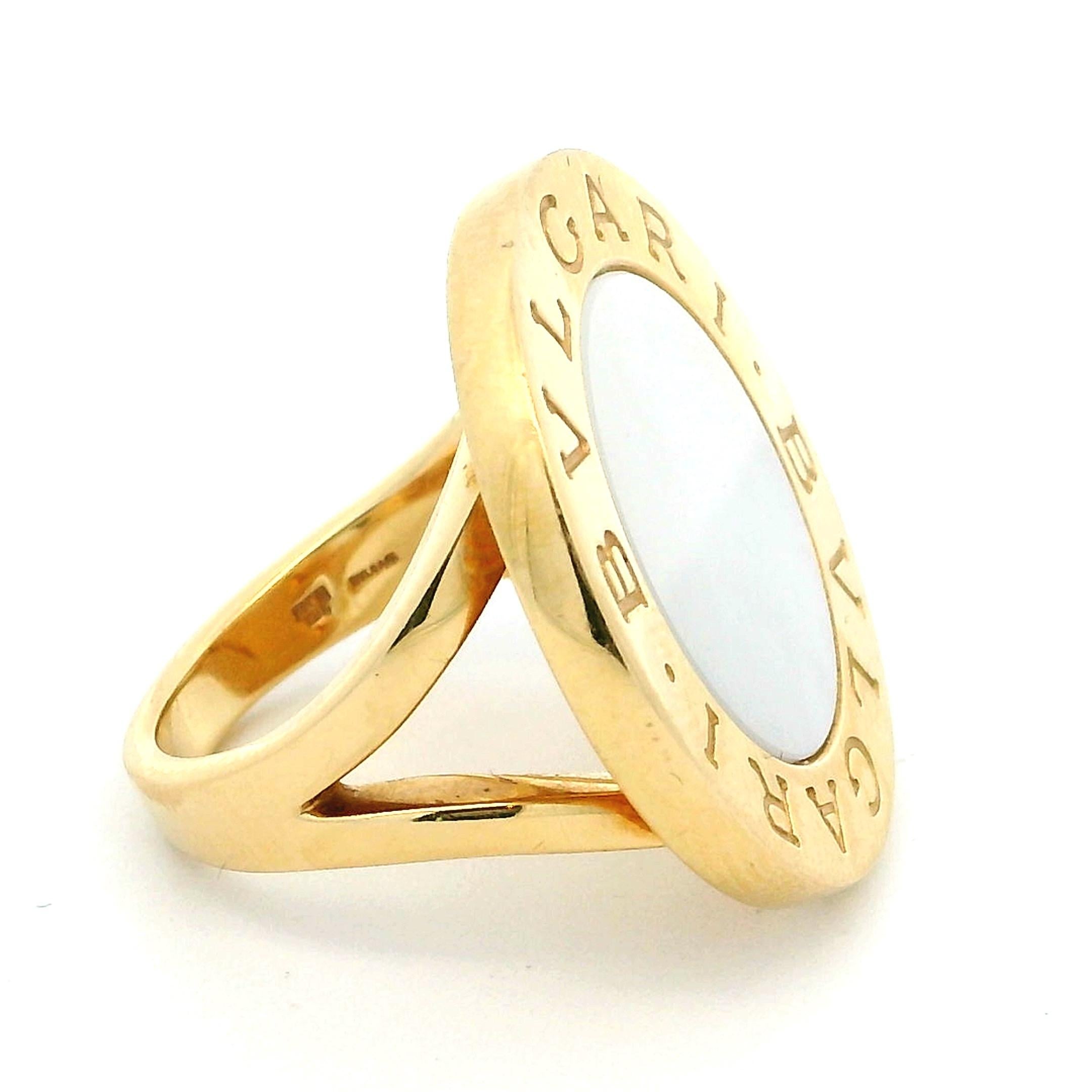 Taille ronde Vintage Bvlgari  Bague en or jaune 18K avec pierre centrale en nacre en vente