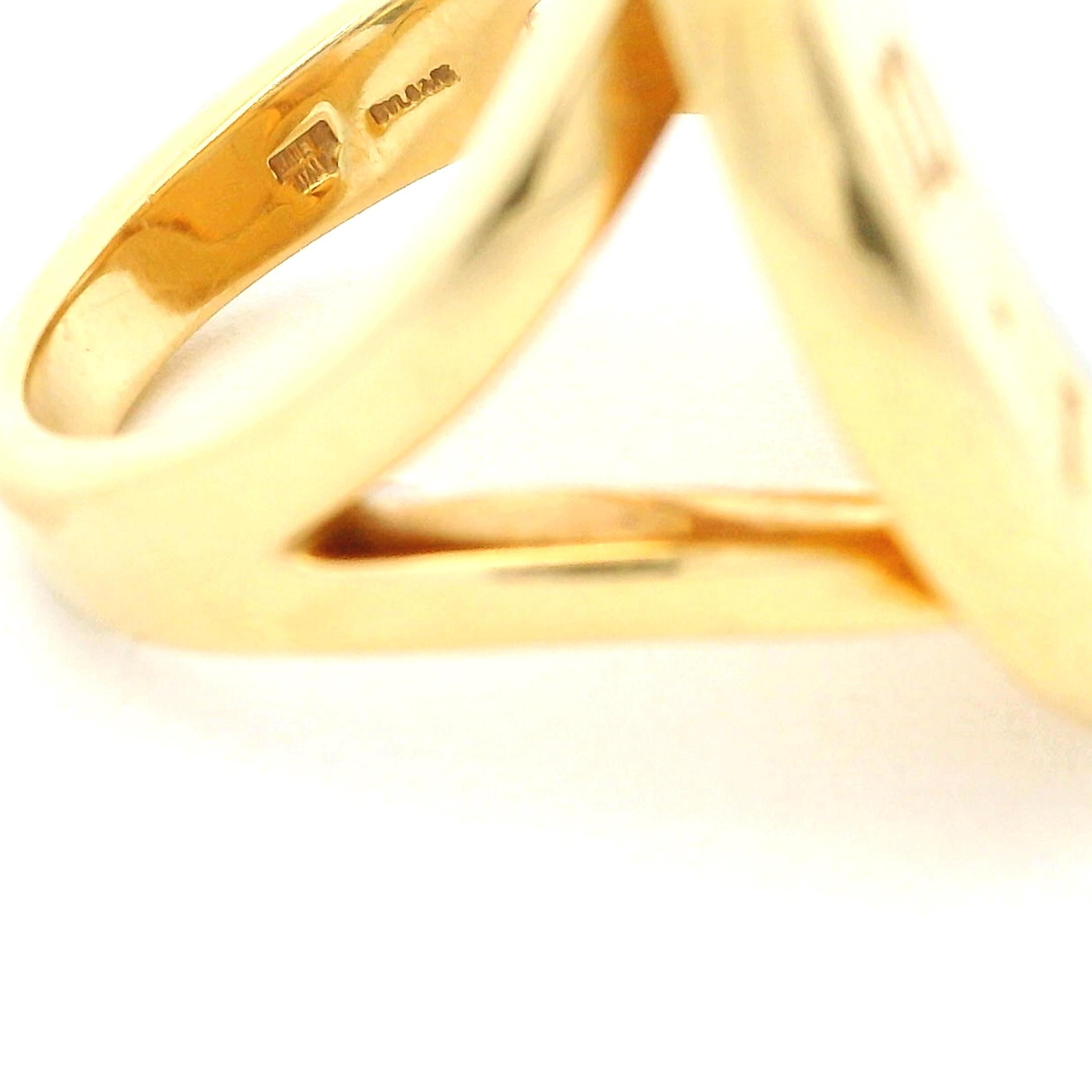 Vintage Bvlgari  Bague en or jaune 18K avec pierre centrale en nacre Excellent état - En vente à Miami, FL