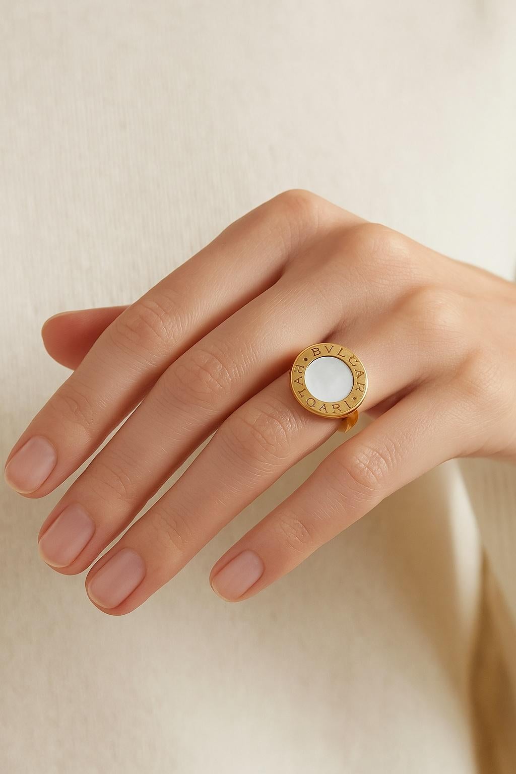 Vintage Bvlgari  Bague en or jaune 18K avec pierre centrale en nacre en vente 1