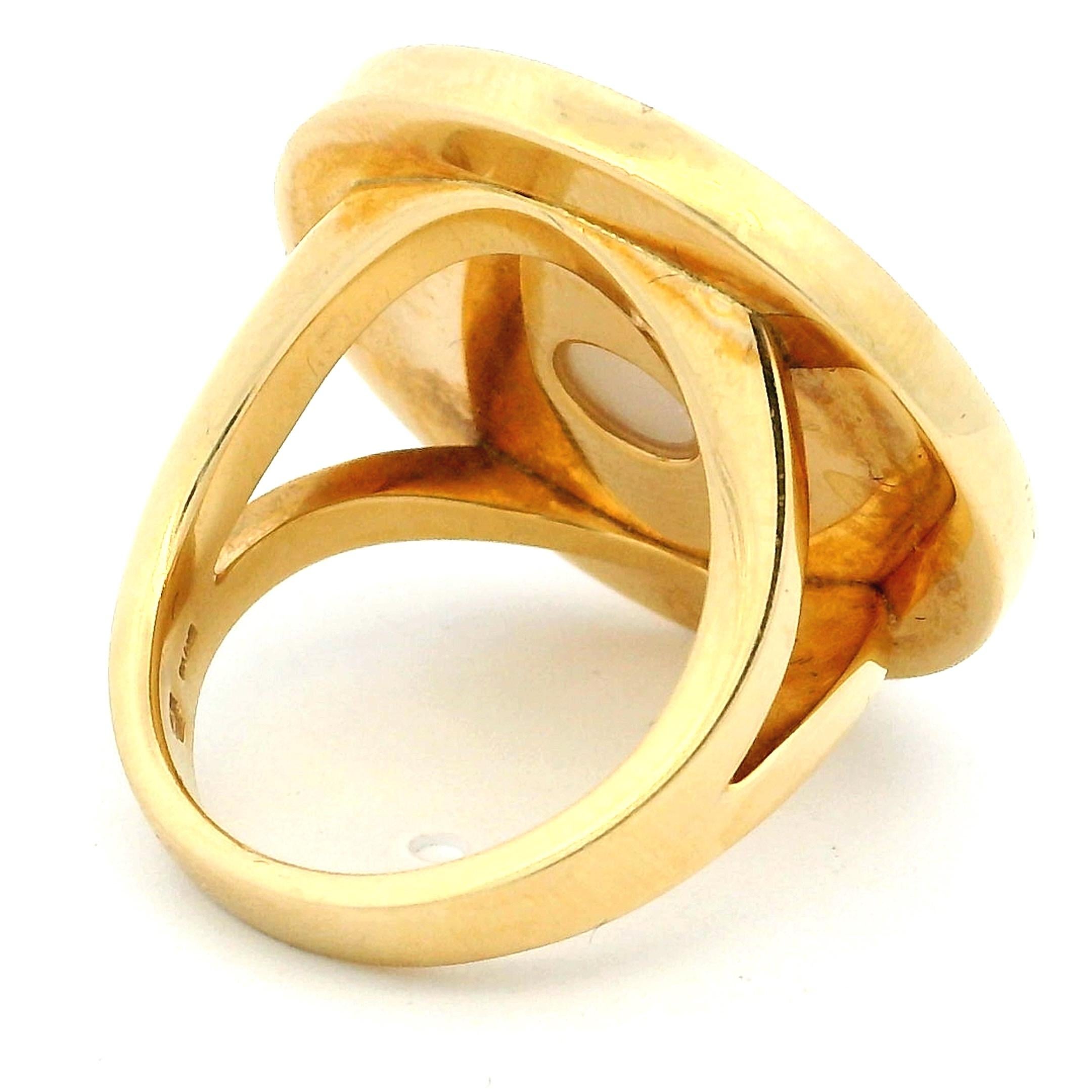 Vintage Bvlgari  Bague en or jaune 18K avec pierre centrale en nacre Pour femmes en vente