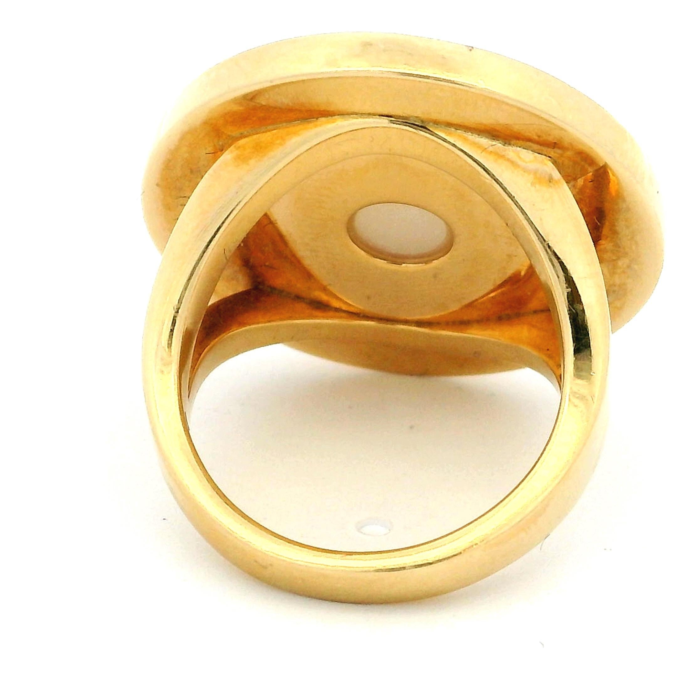 Vintage Bvlgari  Bague en or jaune 18K avec pierre centrale en nacre en vente 1