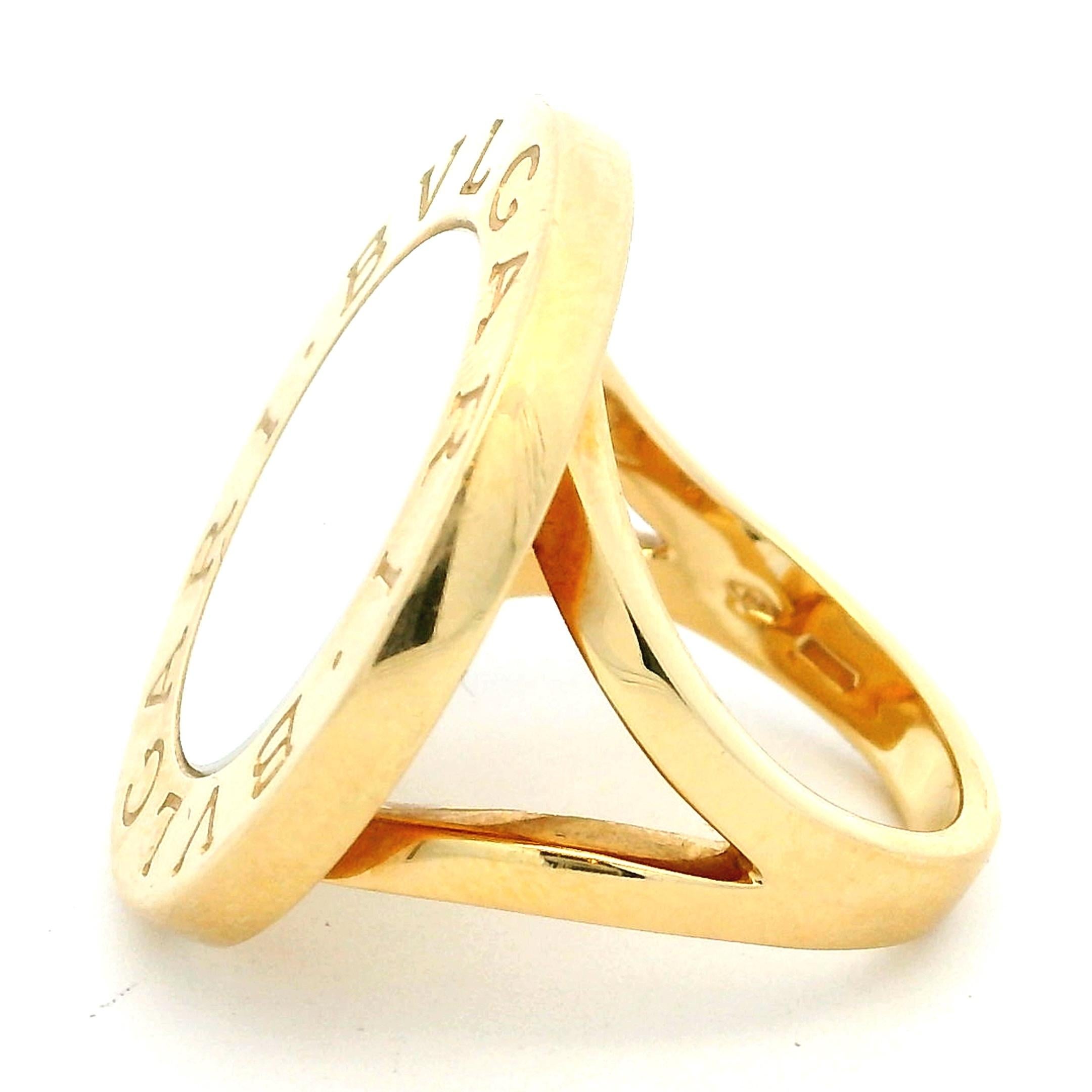Vintage Bvlgari  Bague en or jaune 18K avec pierre centrale en nacre en vente 3