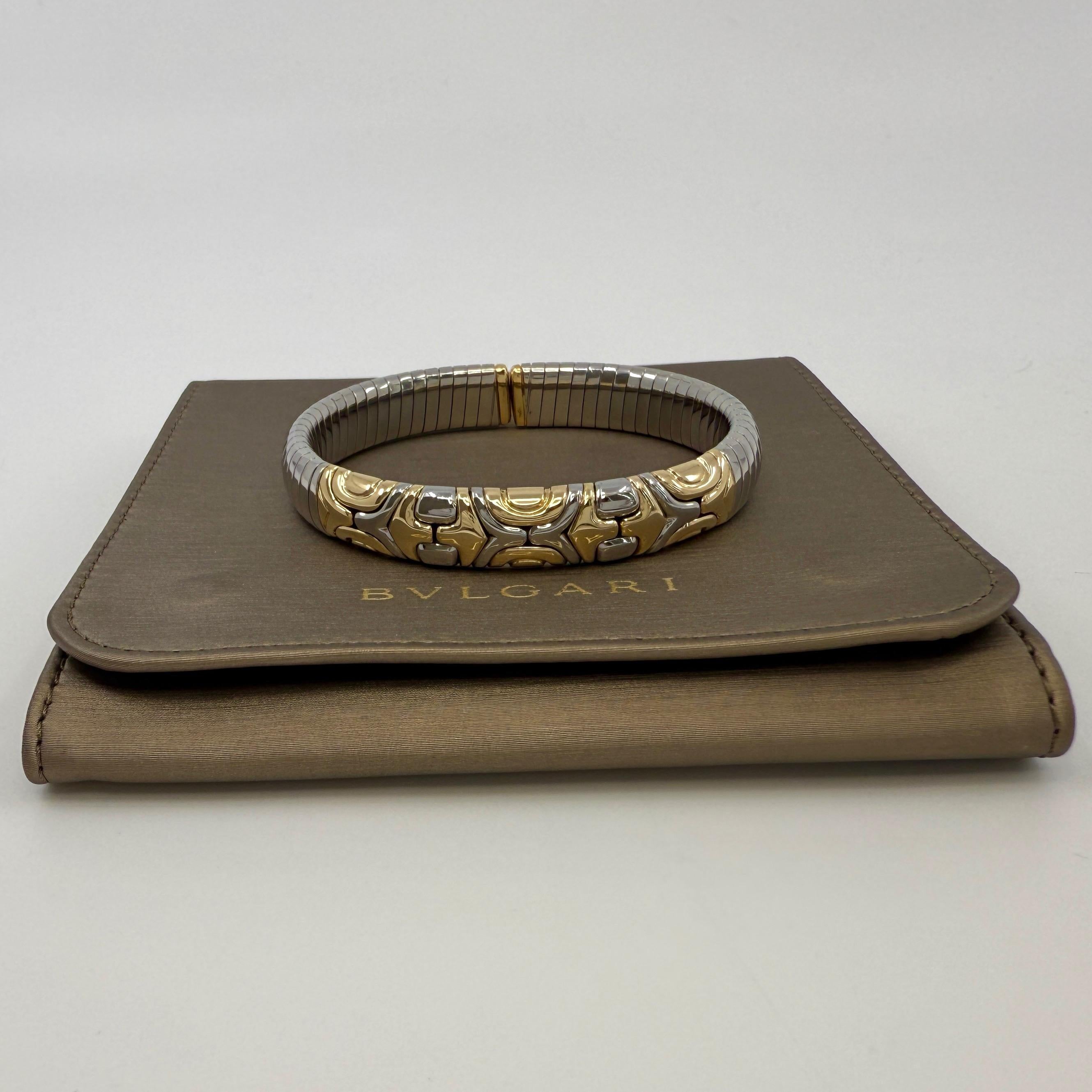 Vintage Bvlgari Alveare Tubogas Pulsera Brazalete Oro Amarillo 18k y Acero Inoxidable.

Impresionante brazalete brazalete Bvlgari con la firma Alveare Tubogas/estilo Parentesi. Cuerpo flexible de acero inoxidable de la pulsera y extremos y dibujo