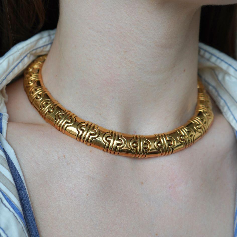 Questa collana vintage Bulgari Parentesi è realizzata in oro giallo 18 carati e mostra l'iconico design modulare per cui la collezione è nota. Con una lunghezza di 14 pollici e una larghezza di 1/2 pollice, la collana è sostanziosa sia nello stile