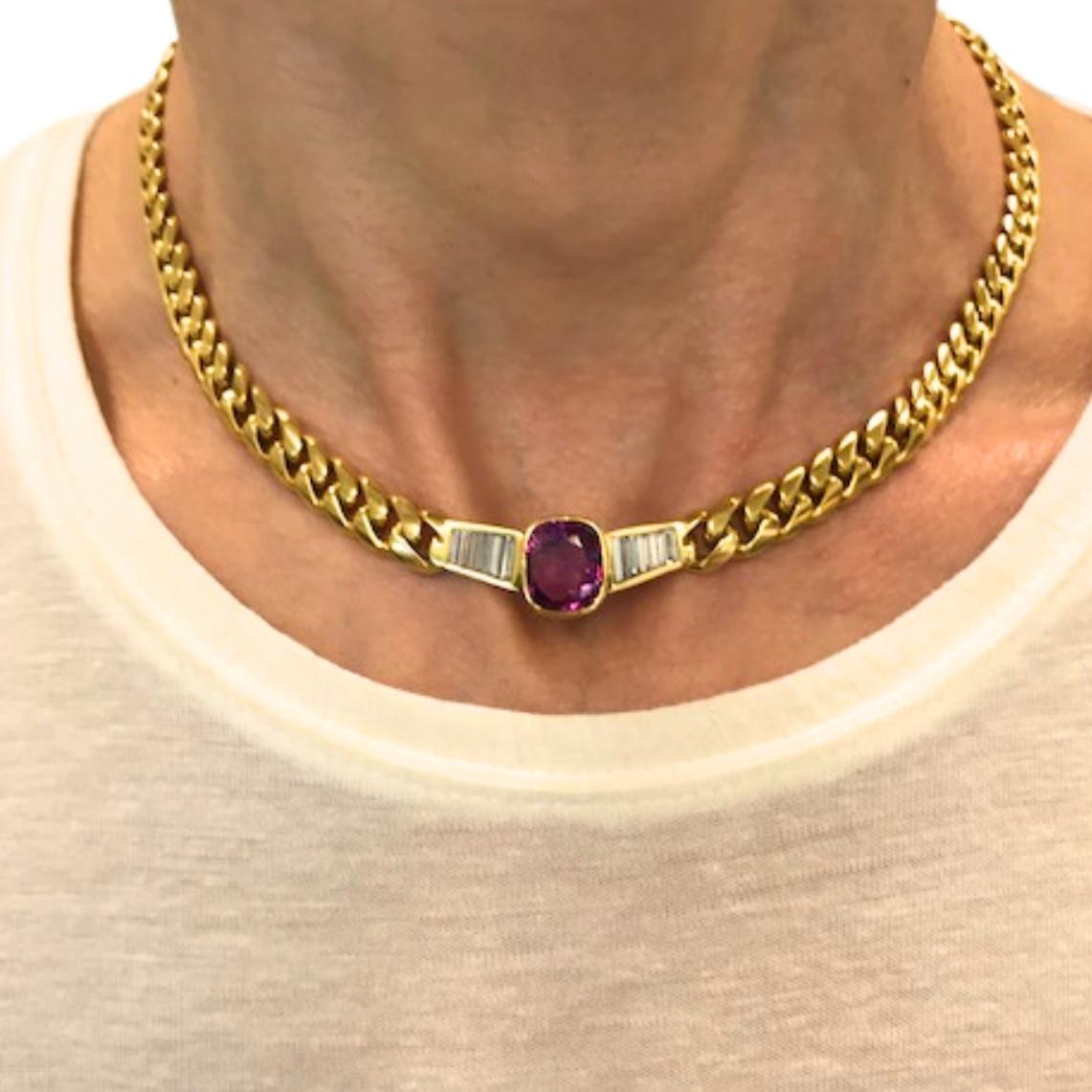 Este collar Bulgari vintage está elaborado en oro amarillo de 18 quilates y presenta un diseño atrevido pero refinado. La cadena está hecha con un eslabón plano. En el centro, engastado el rubí de aproximadamente 5 cts. Su tono rojo intenso está