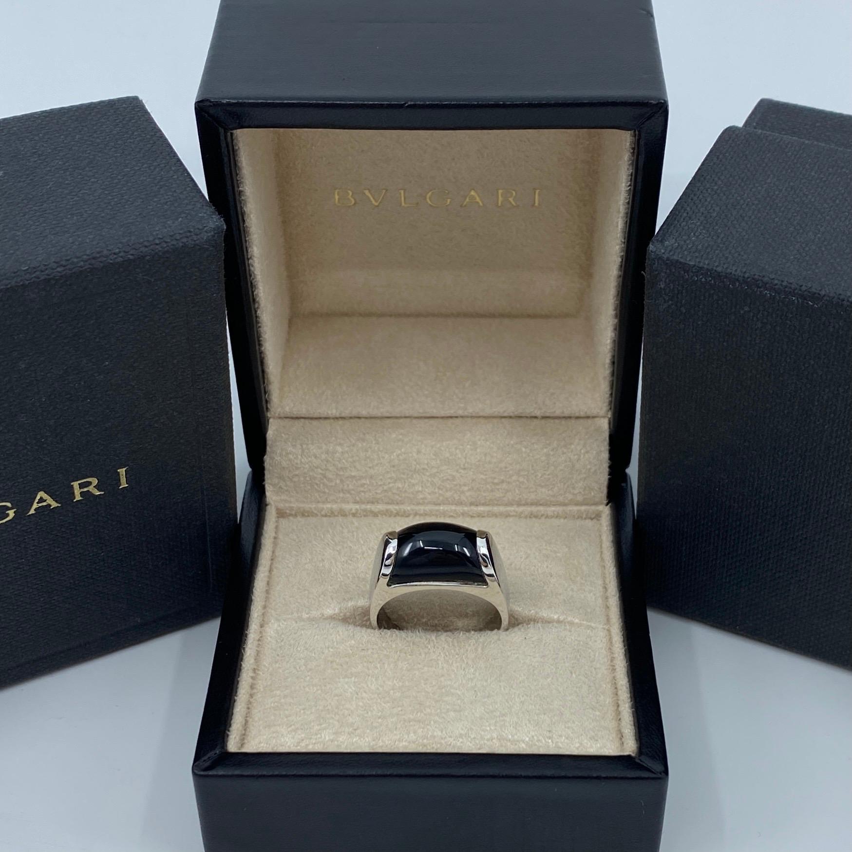 Vintage Bvlgari Schwarzer Onyx Tronchetto 18k Weißgold Ring.

Schöner gewölbter schwarzer Onyx, eingefasst in einen feinen Ring aus 18 Karat Weißgold mit Spannring.

Der Ring wurde poliert und gereinigt und ist in ausgezeichnetem Zustand. Frische
