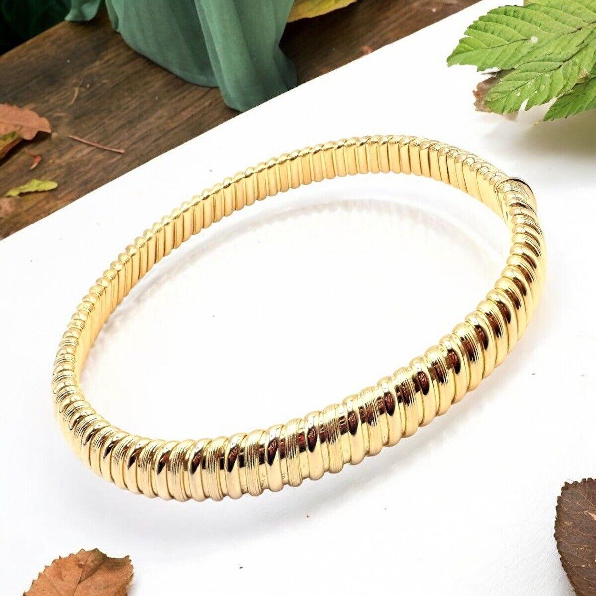 Collier Tubogas Vintage en or jaune 18k par Bulgari. 
Le collier ras-de-cou Bvlgari Bulgari Tubogas en or jaune 18k présente le design flexible et enroulé emblématique de la marque, inspiré de l'architecture romaine antique. 
Réalisé en or jaune 18
