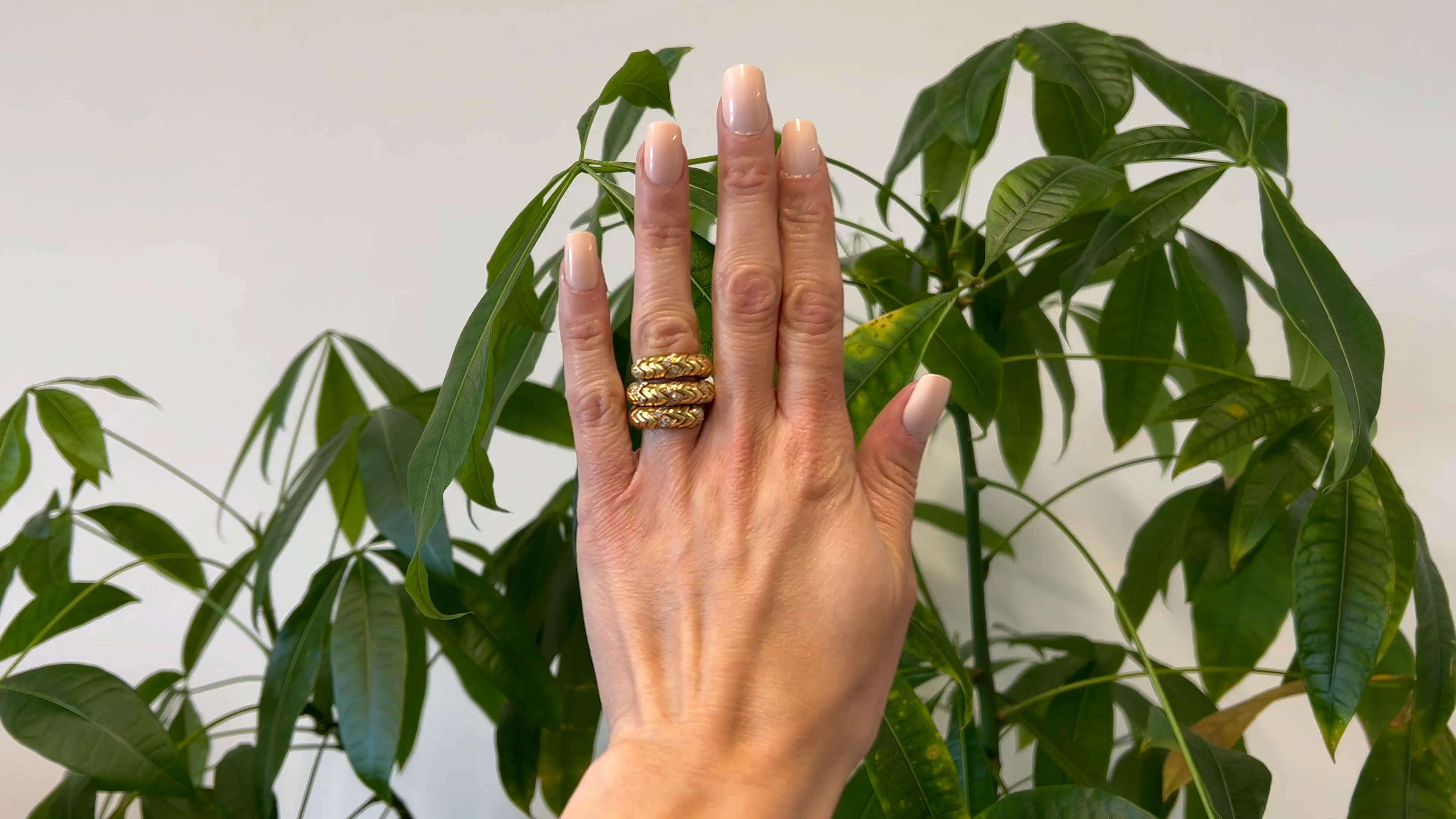 Ein Vintage Bvlgari Diamant 18k Gelbgold Spiga Wrap Ring. Mit 36 runden Diamanten im Brillantschliff mit einem Gesamtgewicht von ca. 0,60 Karat, eingestuft als farblos, Reinheit VVS-VS. Gefertigt aus 18 Karat Gelbgold, signiert Bvlgari mit