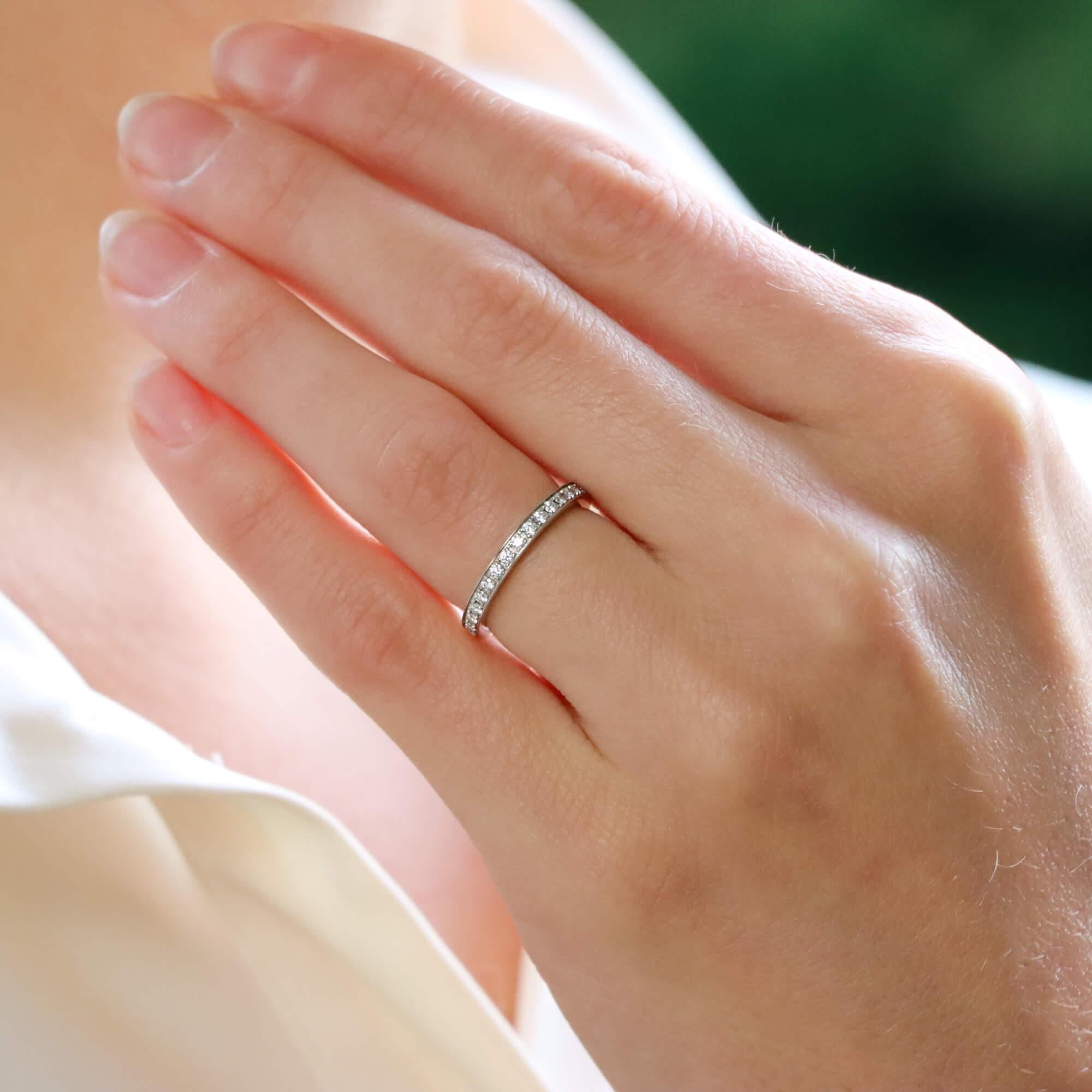 Eine schöne Vintage Bvlgari Diamant volle Ewigkeit Ring in Platin gesetzt.

Der Ring besteht aus 32 runden Diamanten im Brillantschliff, die mit einer Mikrokralle in ein 2 Millimeter breites Platinband gefasst sind.

Das Gesamtgewicht des Diamanten