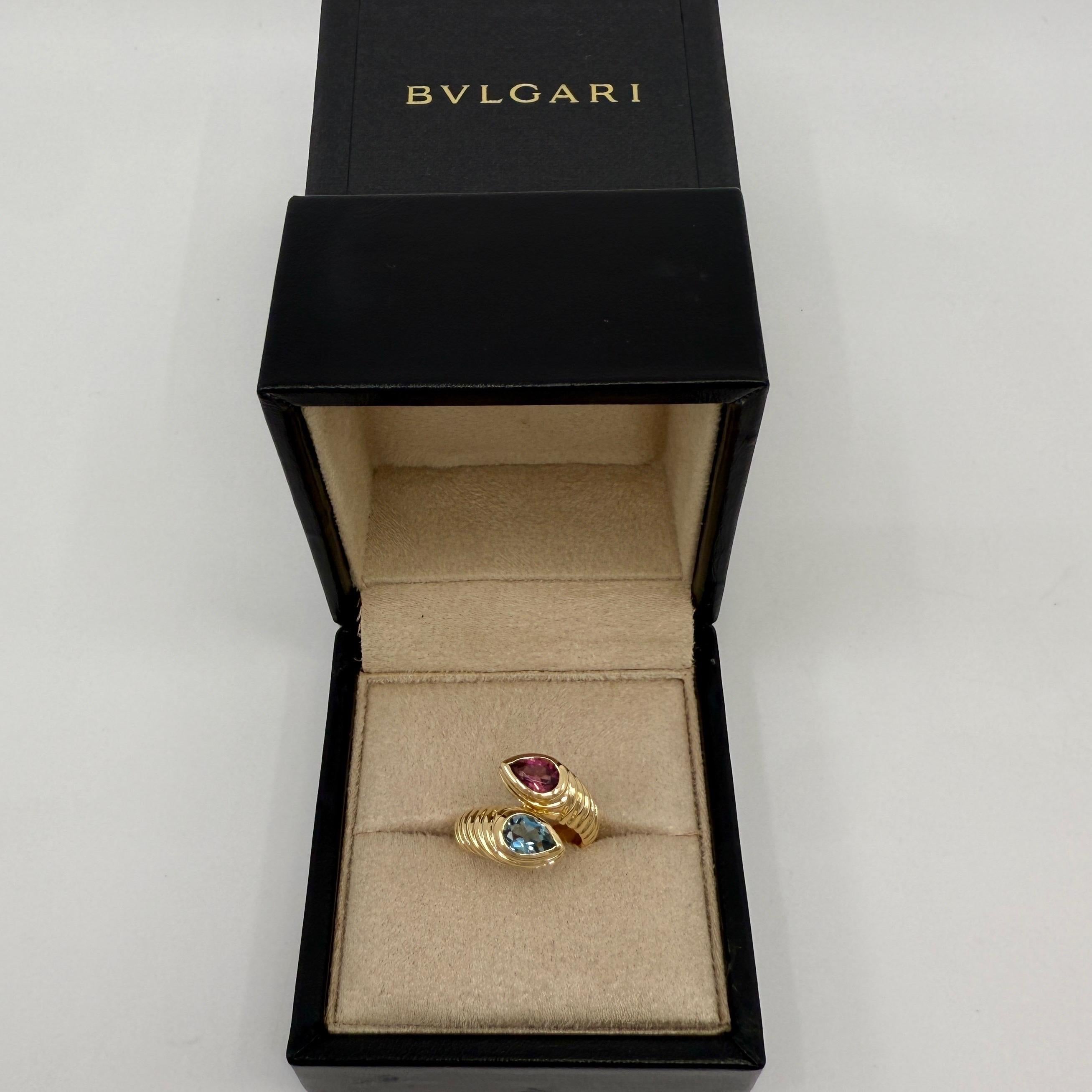 Seltener Vintage Bvlgari Doppio Baccellato Rosa Turmalin & Blau Topas 18k Gelbgold Bypass Ring.

Der klassische Bvlgari-Ring aus der wunderschönen Collection'S Doppio Baccellato. Dieser Bypass-Ring aus 18 Karat Gelbgold schmiegt sich wunderschön um