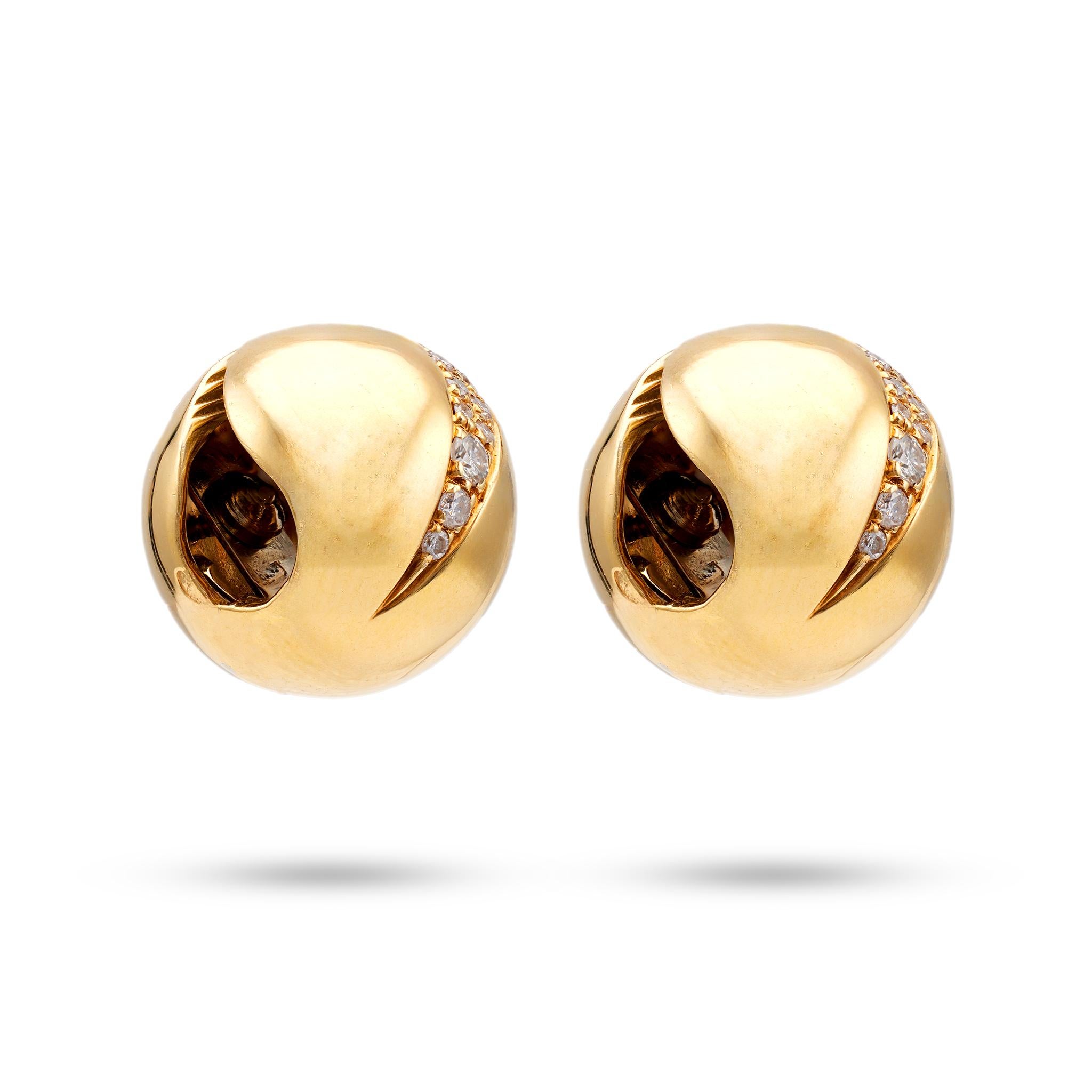 Vintage Bvlgari French Diamond 18k Yellow Gold Sphere Clip On Earrings In Good Condition For Sale In Beverly Hills, CA