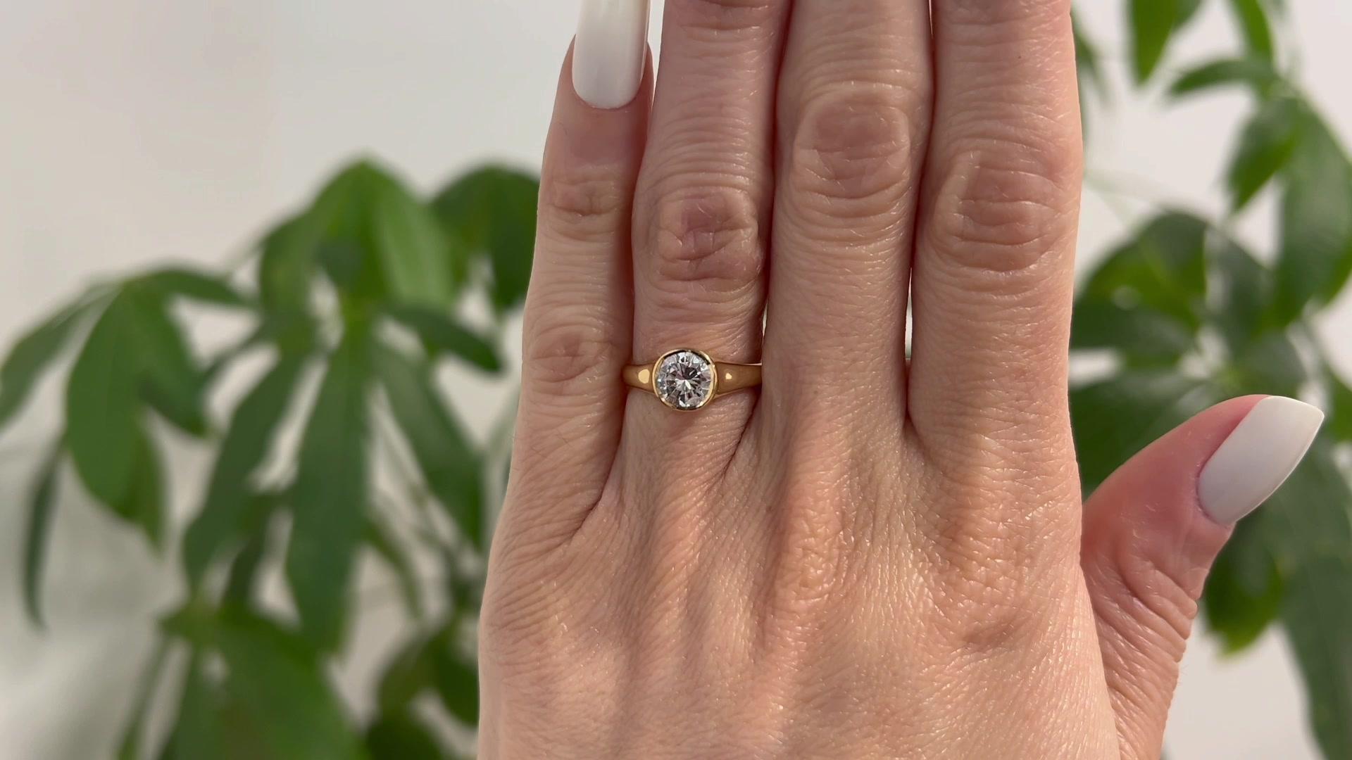 Vintage Bvlgari GIA 1.00 Carat Round Brilliant Cut Diamond 18k Yellow Gold Ring In Good Condition In Beverly Hills, CA
