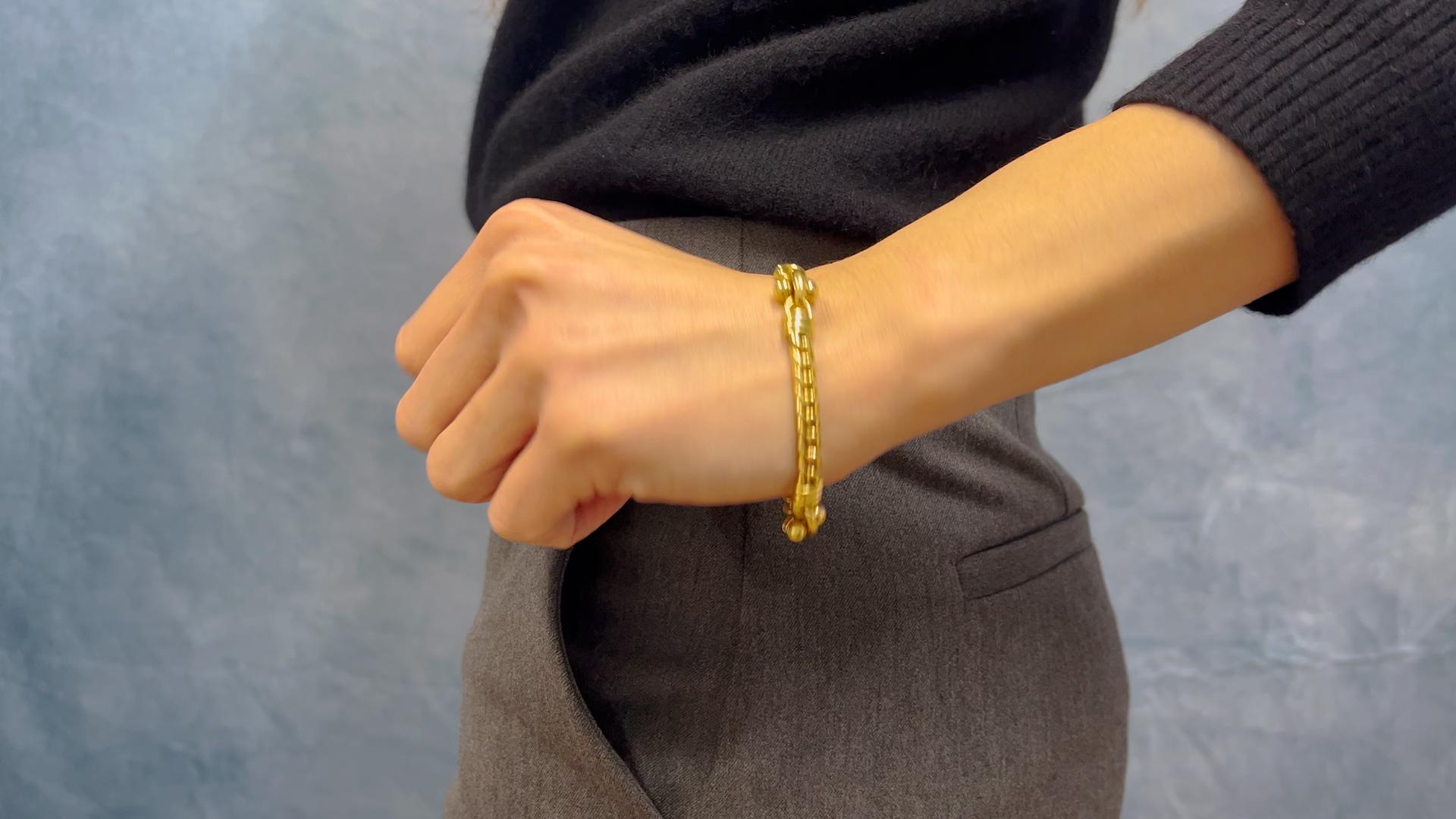 Un bracelet Vintage Bvlgari Italy 18k Yellow Gold Chain Link Bracelet. Réalisée en or jaune 18 carats, signée Bvlgari, numéro de série A4608 avec poinçons italiens, pesant 37,35 grammes. Circa 1970. Le bracelet mesure 7 ¾ pouces de long.

About this
