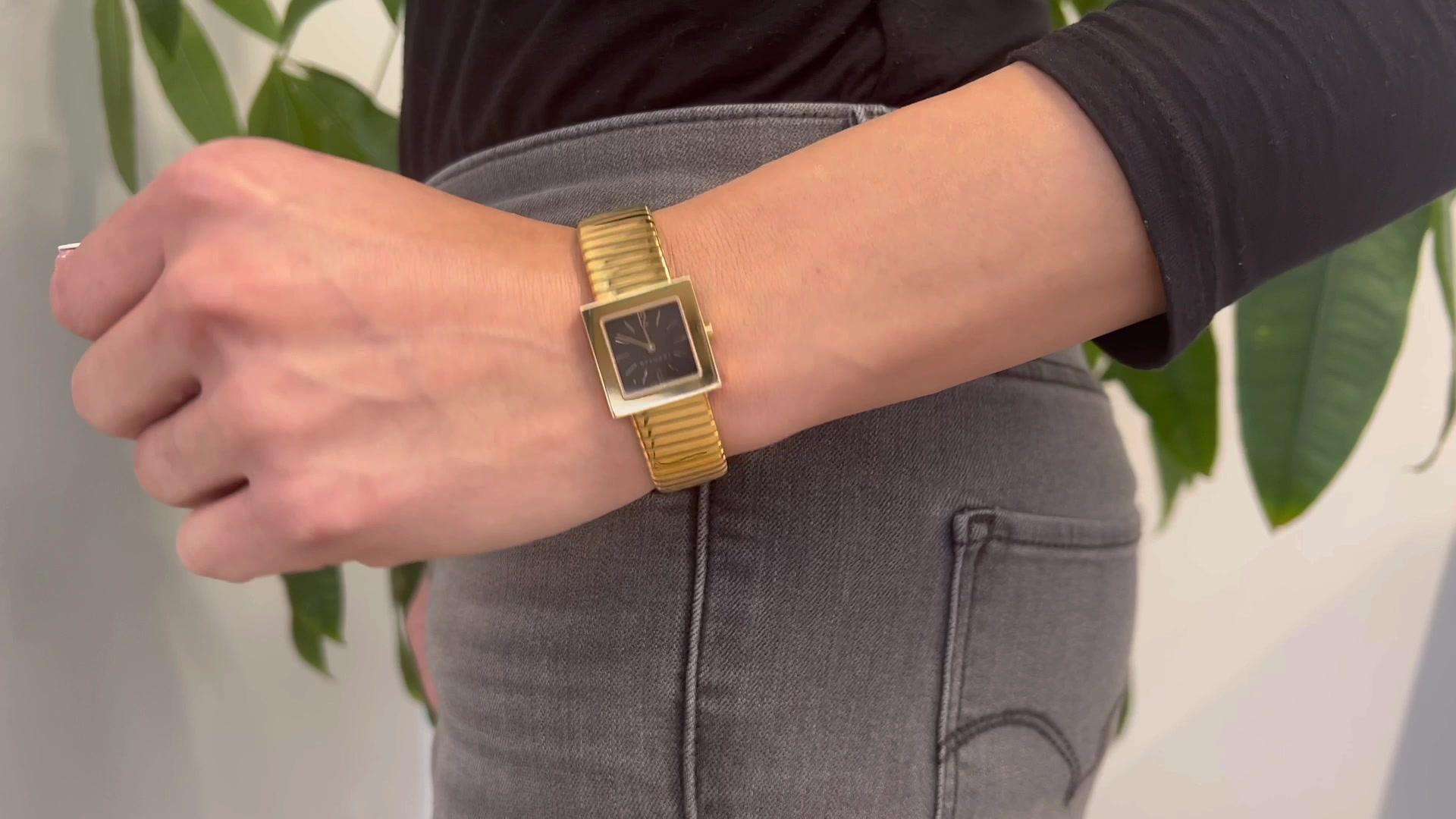 One Vintage Bvlgari Ladies Tubogas Quadrato Quartz 18 Karat Yellow Gold Watch. The watch features a quartz movement, 22mm case. Crafted in 18 karat yellow gold, signed Bvlgari with Italian hallmarks, ref. SQ 22 2T. Circa 1990. The inside
