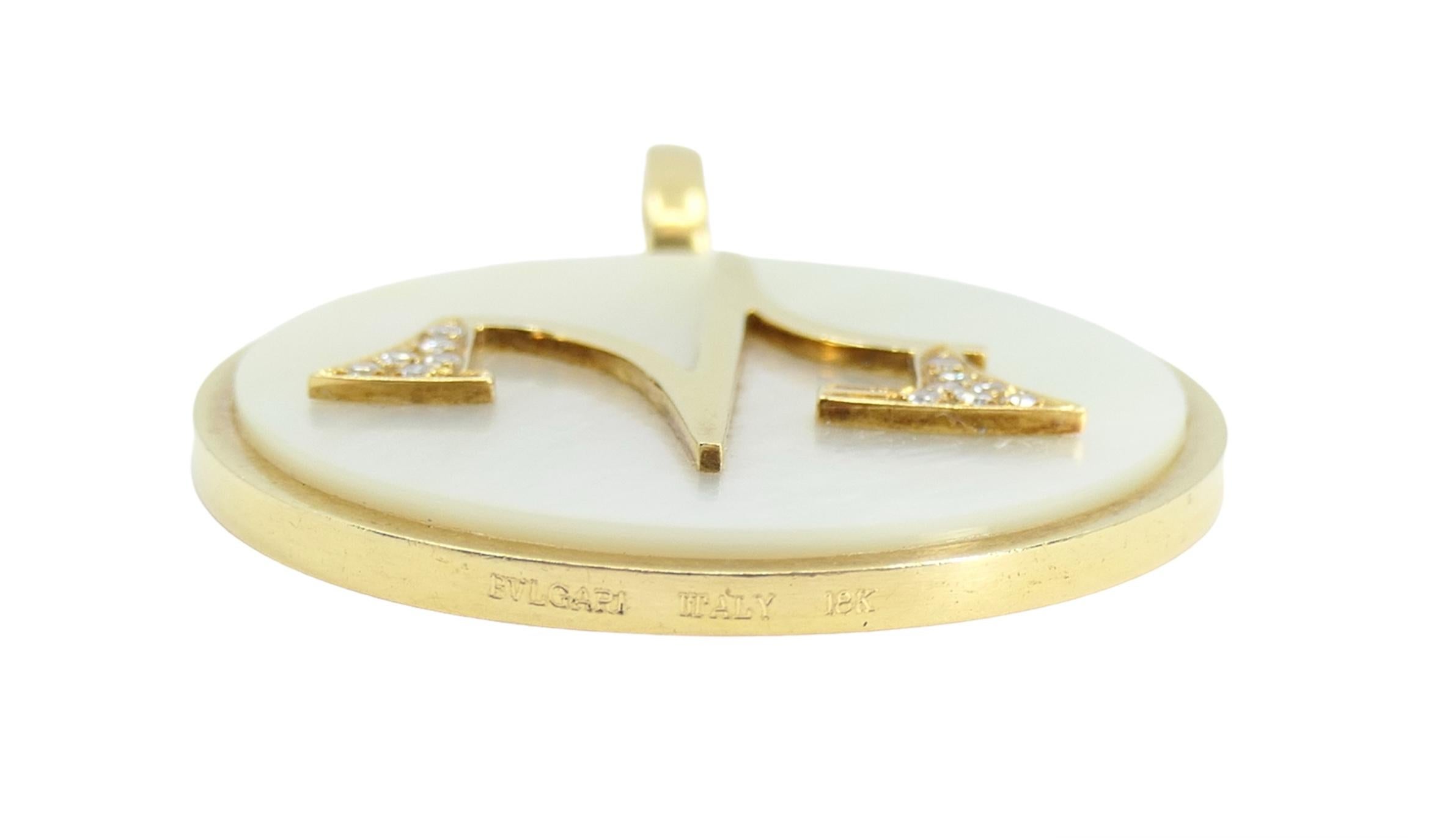 Vintage Bvlgari Libra Zodiac Mother of Pearl Gold Pendant In Good Condition For Sale In Beverly Hills, CA