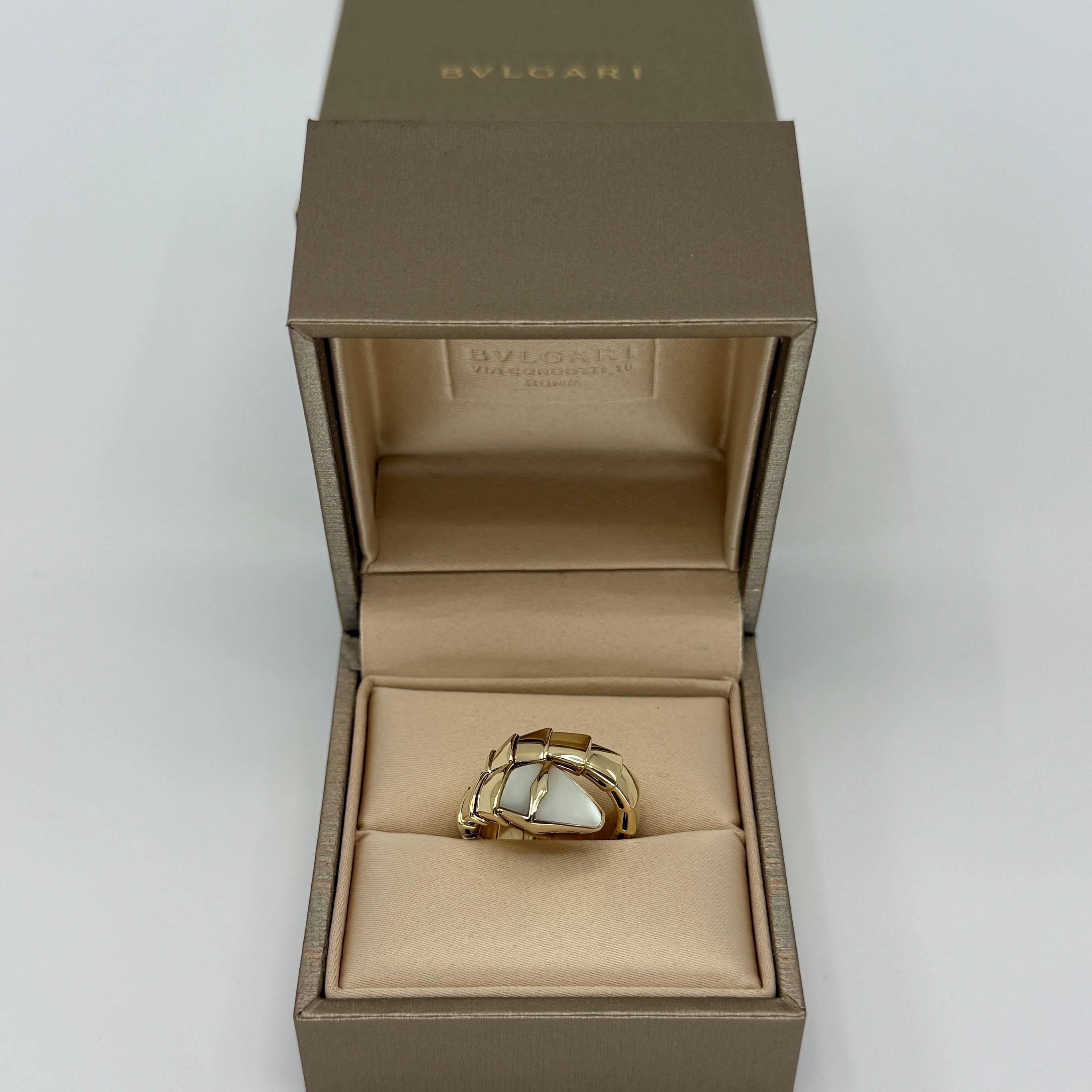 Anello a serpente in oro giallo 18 carati Bvlgari Madreperla Serpenti Viper.
Dimensioni medie.

Anello Serpenti Vipera a una spira in oro giallo 18 carati, con madreperla intarsiata nella testa. 
In ottime condizioni, è stato lucidato e pulito