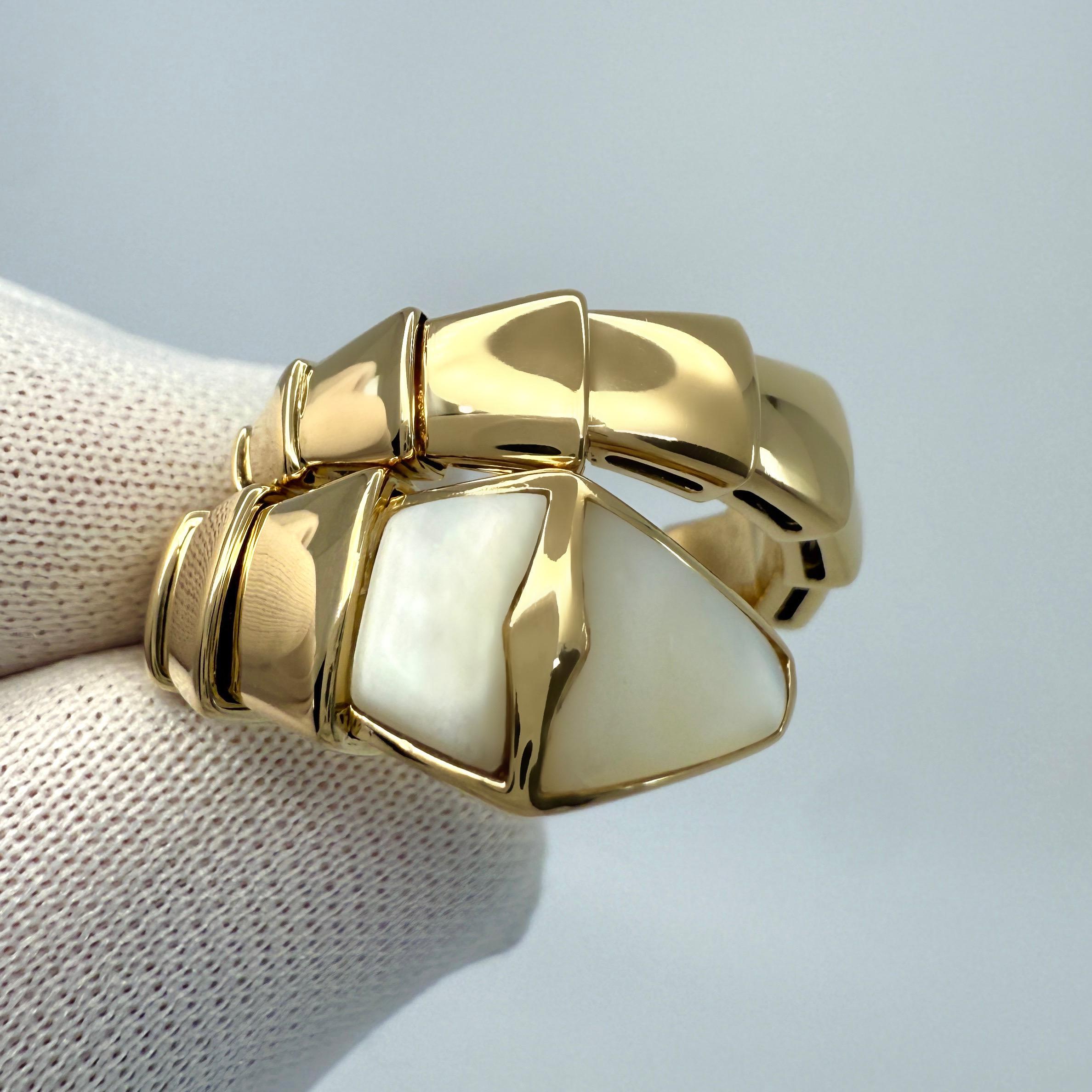 Cabochon Vintage Bvlgari Madreperla Serpenti Vipera Anello Serpente Oro Giallo 18k Medio in vendita