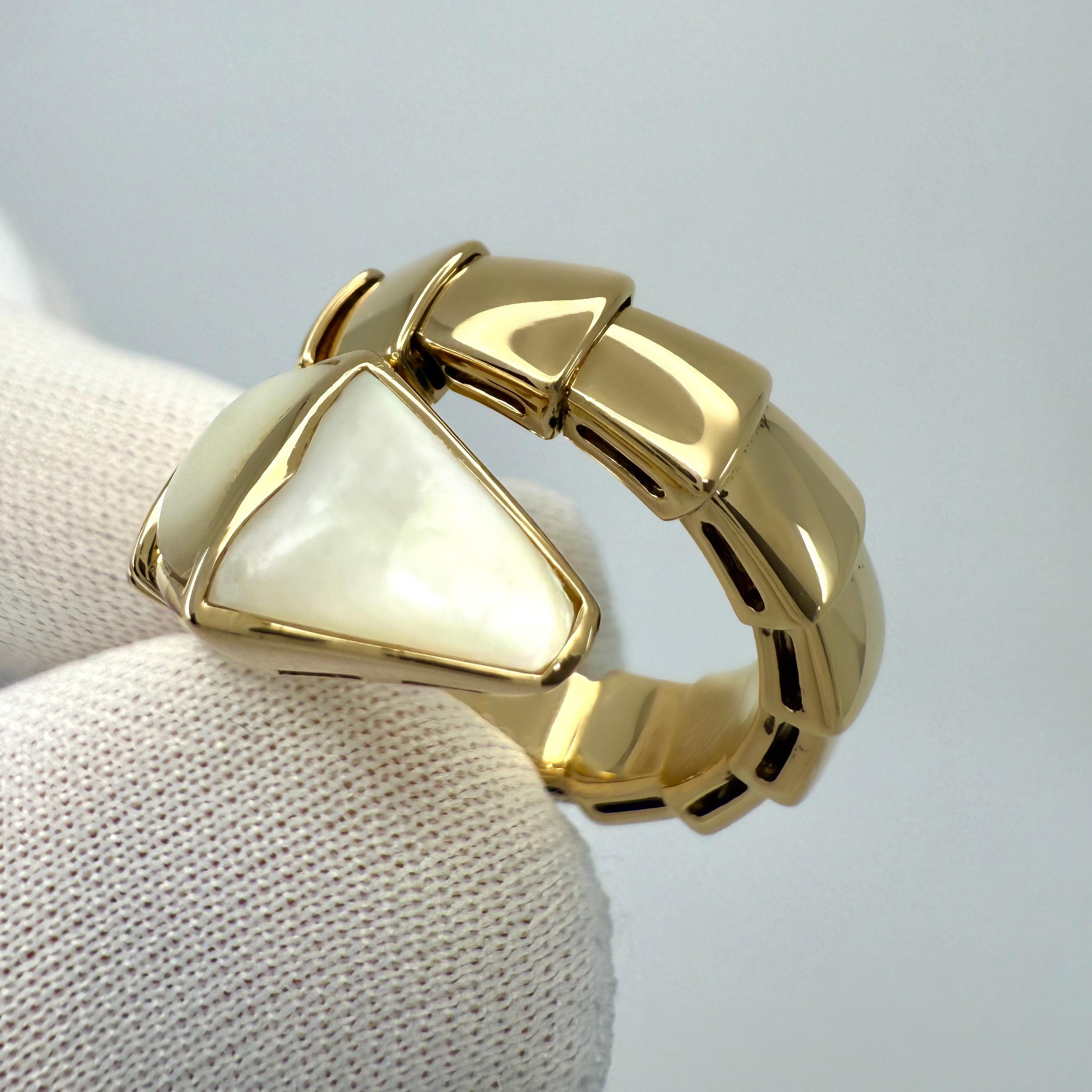 Vintage Bvlgari Madreperla Serpenti Vipera Anello Serpente Oro Giallo 18k Medio In condizioni ottime in vendita a Birmingham, GB