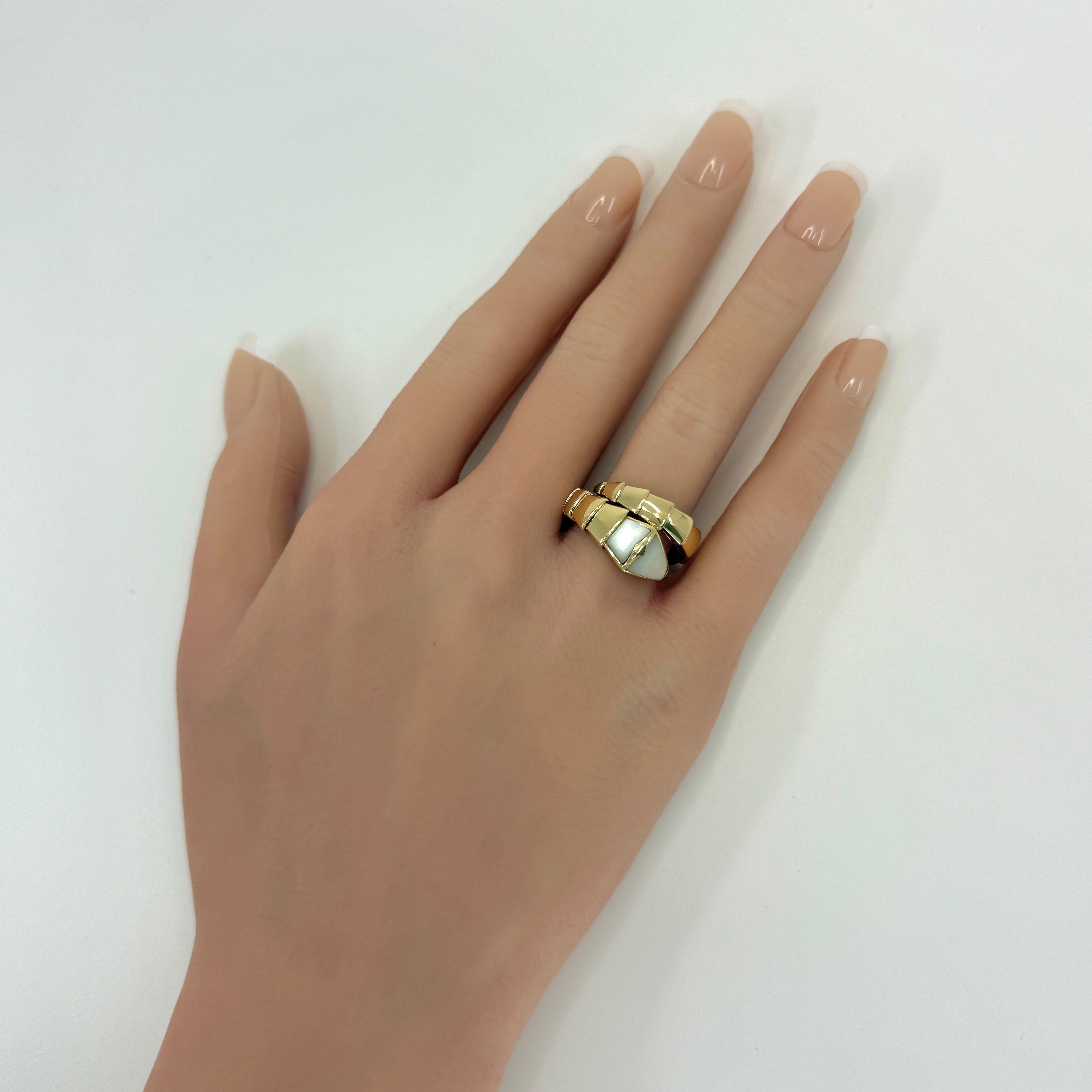 da uomo o donna Vintage Bvlgari Madreperla Serpenti Vipera Anello Serpente Oro Giallo 18k Medio in vendita