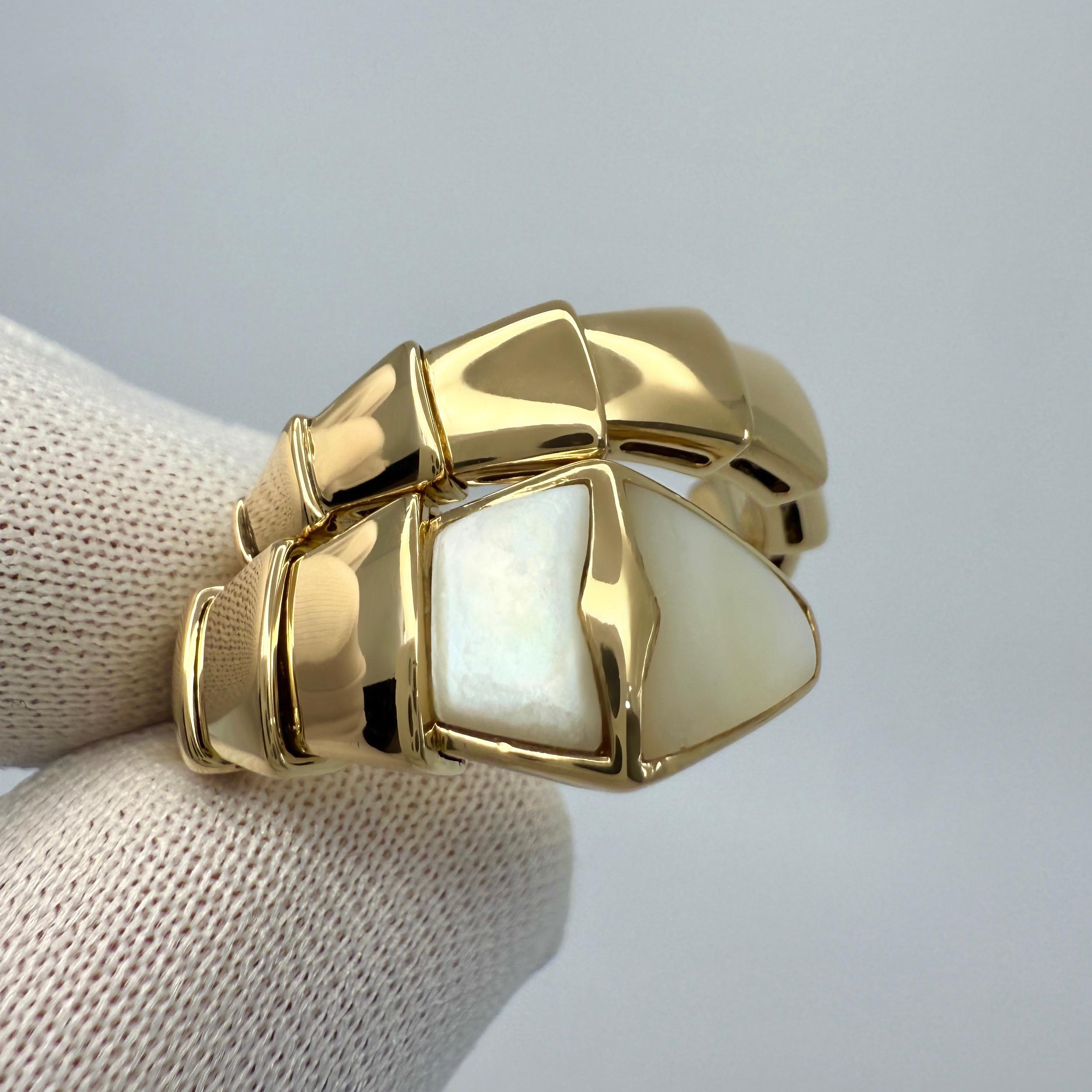 Vintage Bvlgari Madreperla Serpenti Vipera Anello Serpente Oro Giallo 18k Medio in vendita 1
