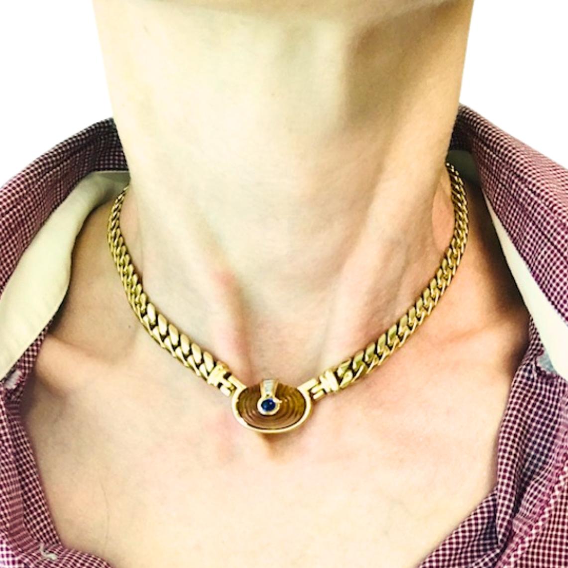 Questa collana vintage di Bulgari è realizzata in oro giallo 18 carati e mostra il caratteristico stile audace e raffinato del marchio. 
Al centro si trova un cabochon di citrino intagliato con una calda tonalità dorata, racchiuso in un castone
