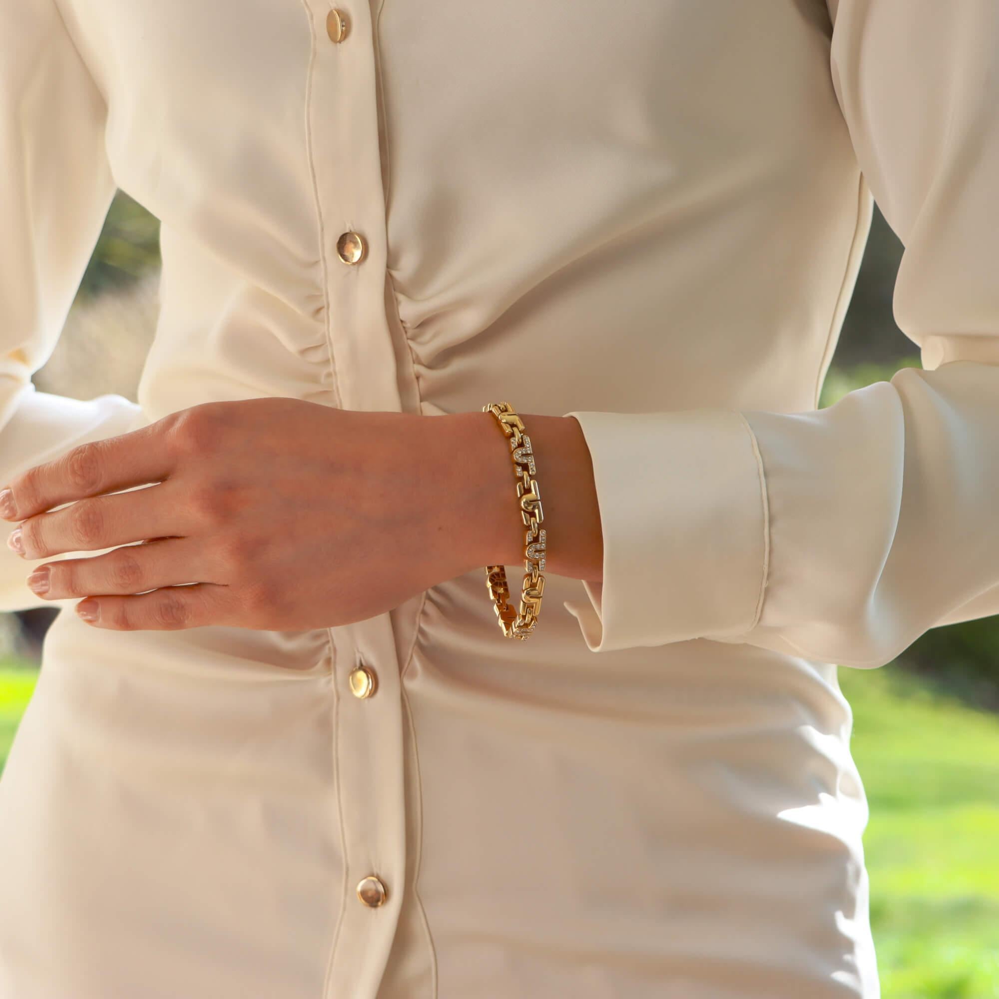 Eine schöne Vintage Bvlgari Parentesi Diamant-Gliederarmband in 18k Gelbgold gesetzt.

Das Armband stammt aus einem inzwischen eingestellten Design der Bvlgari Parentesi-Kollektion und besteht aus 11 ikonischen Parentesi-Motiven. Die Motive sind