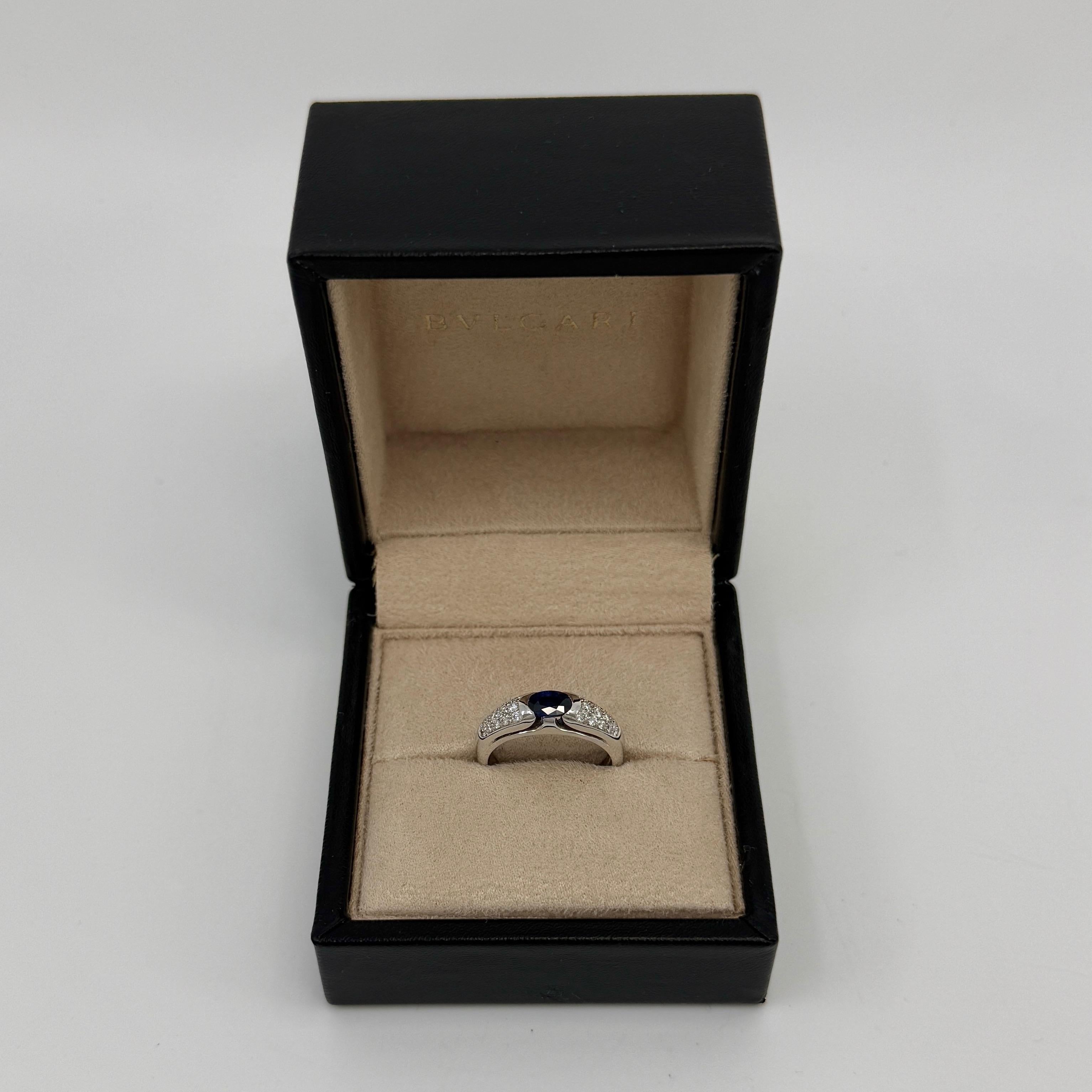 Raro anello d'epoca Bvlgari con zaffiro blu reale taglio ovale e diamanti in oro bianco 18 carati.

Su questo bellissimo anello è incastonato un raffinato zaffiro naturale dal colore blu reale intenso, dalla purezza superba e dall'eccellente taglio