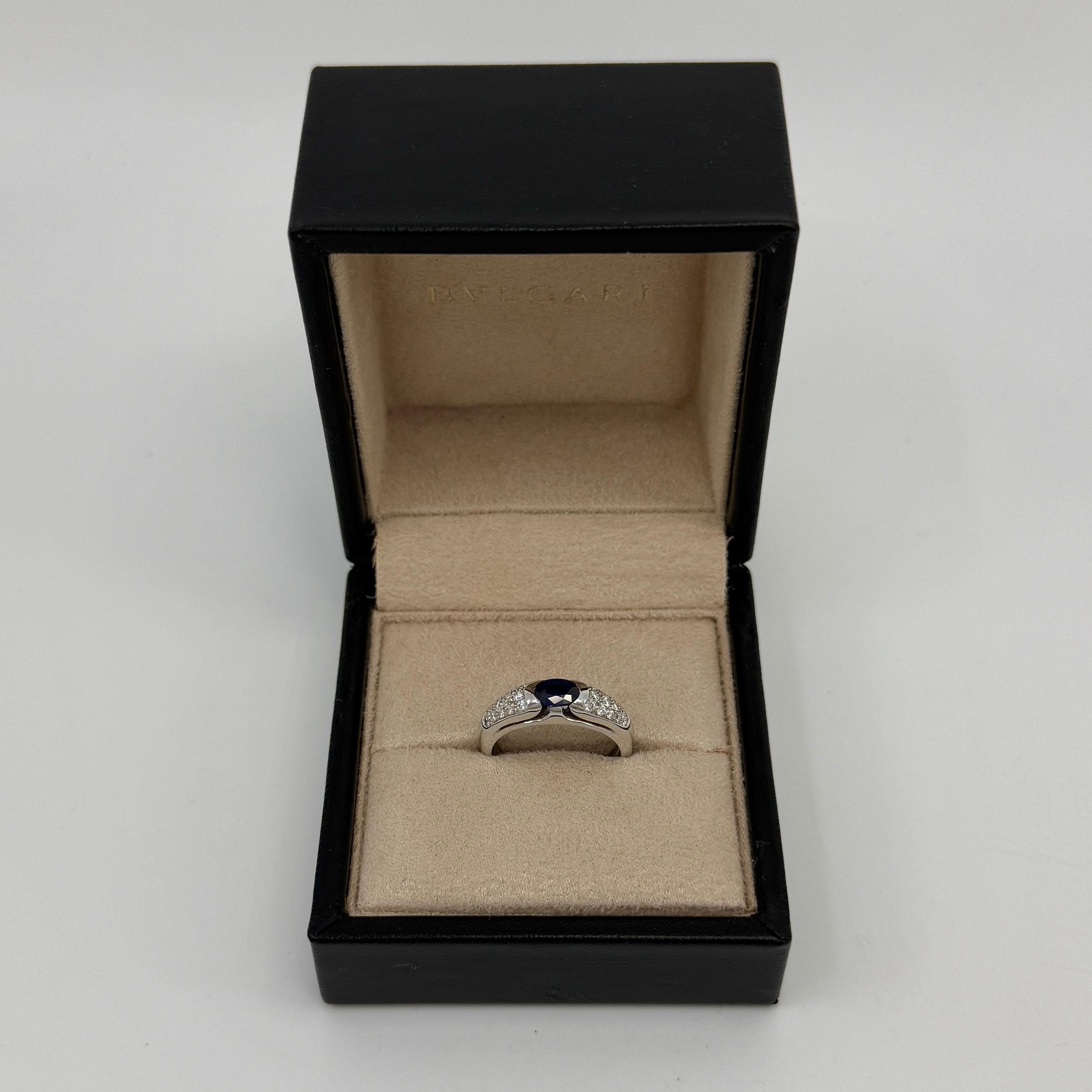 Anello d'epoca Bvlgari con zaffiro blu reale e diamanti in oro bianco 18 ct. in vendita 4